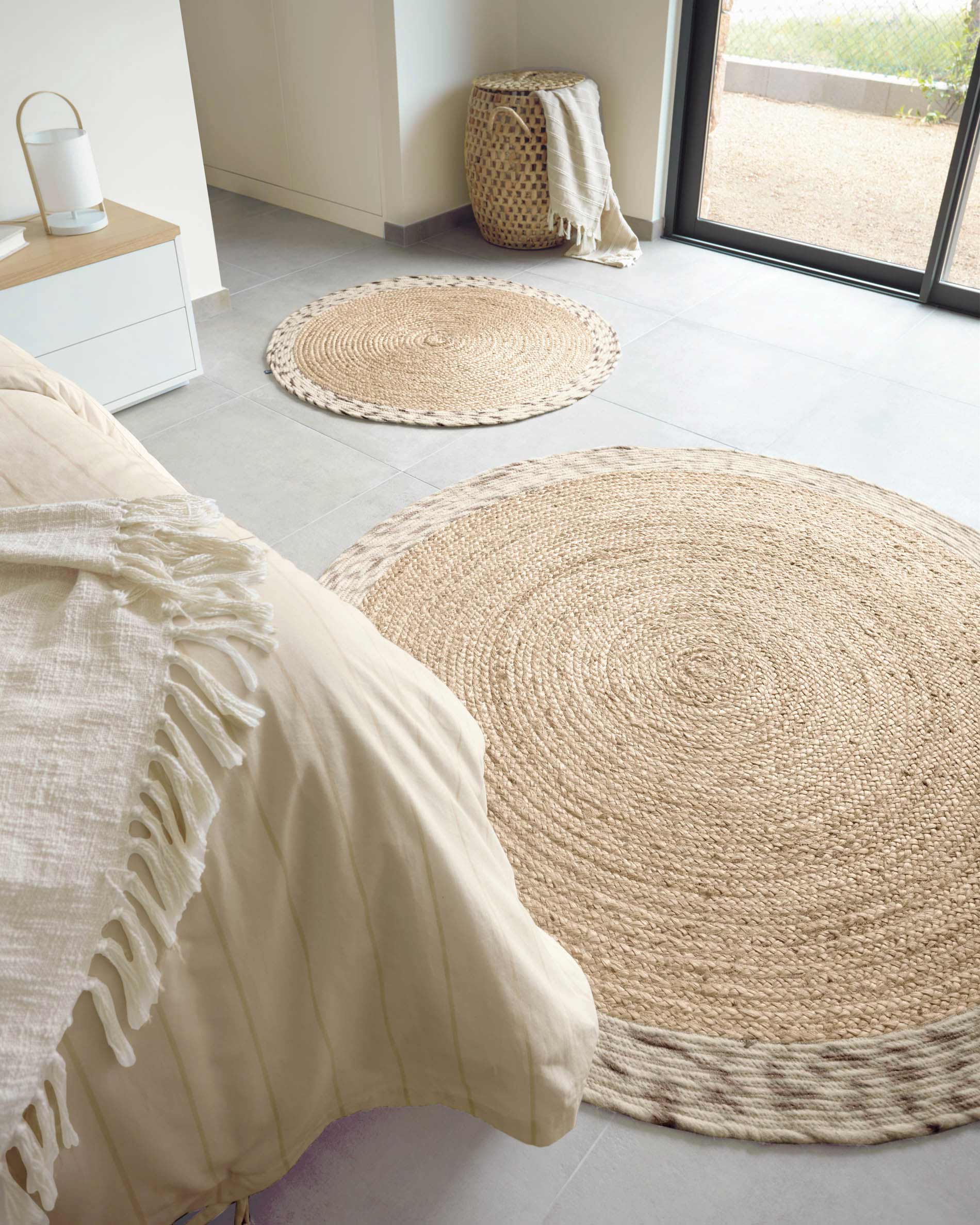 Erleben Sie die Mistral Bettdecke von Kave Home: Weich, atmungsaktiv und pflegeleicht, ideal für 135/150 cm Betten. Ihr Komfort für jede Nacht!