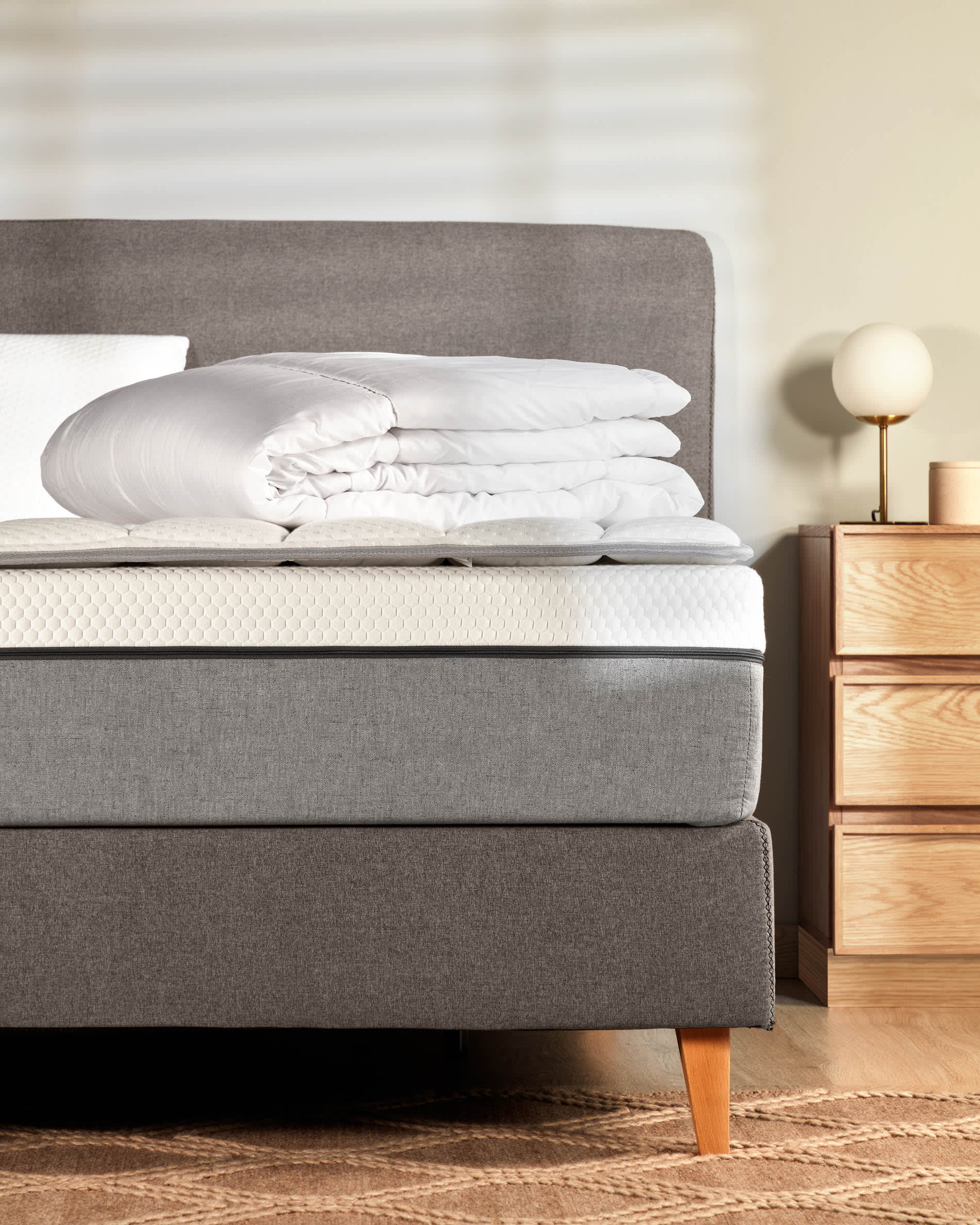 Die Mistral Bettdecke 135/150 cm von Kave Home bietet Komfort und modernes Design für eine angenehme Nachtruhe.