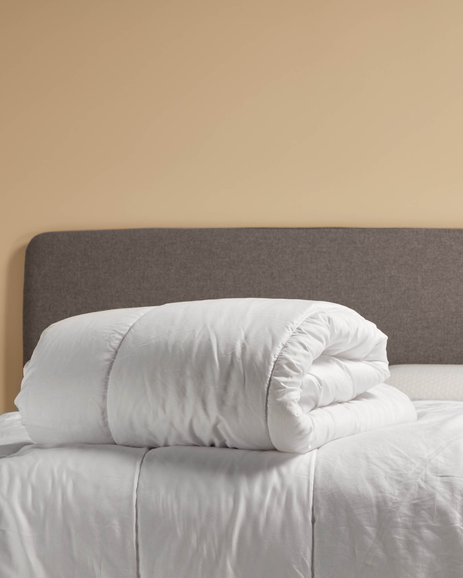 Die Mistral Bettdecke 135/150 cm von Kave Home vereint stilvolles Design und hohen Schlafkomfort für erholsame Nächte.