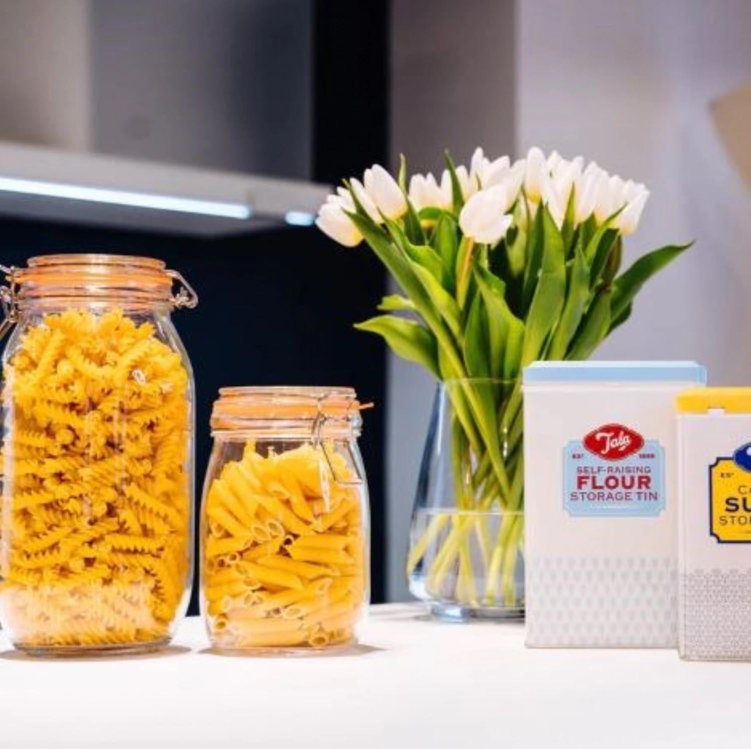 Luftdichtes 750ml Aufbewahrungsglas von Tala mit Bügelverschluss, perfekt für die frische Lagerung von Lebensmitteln und Zutaten.