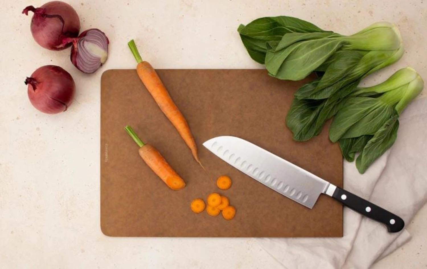 Hochwertiges Duracore Schneidebrett von Continenta, braun, 38.5x27x0.9cm, mit Saftrille, ideal für präzises Arbeiten in der Küche.