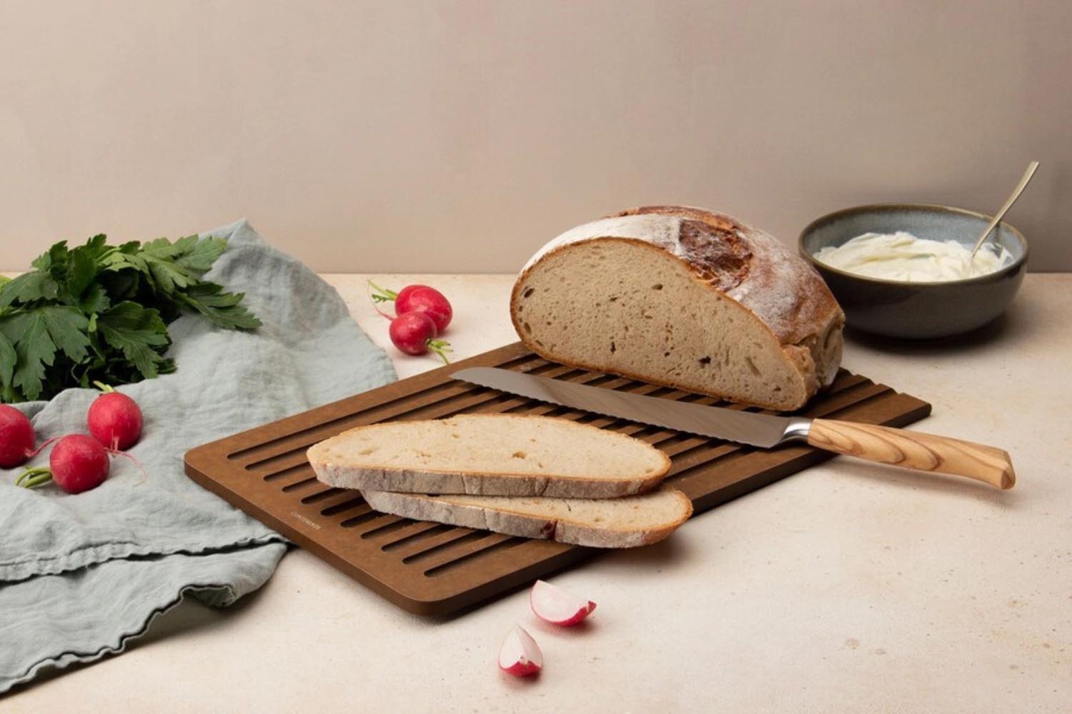 Robustes Duracore Schneidebrett von Continenta, braun, 38.5x27x0.9cm, mit Saftrille, perfekt für Brot und Küchenarbeiten.