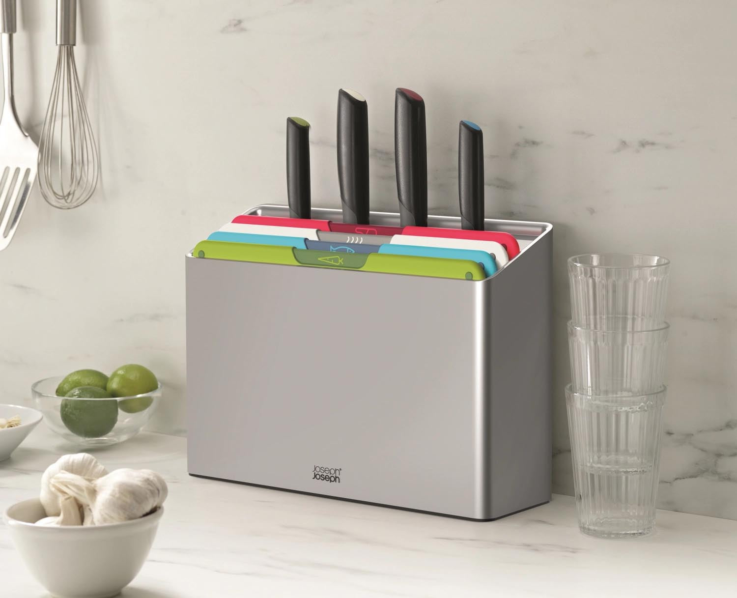 Das Folio Icon Plus Messerset von Joseph Joseph bietet 8 farbige Messer in einem stilvollen Halter, perfekt für sicheres und präzises Schneiden.
