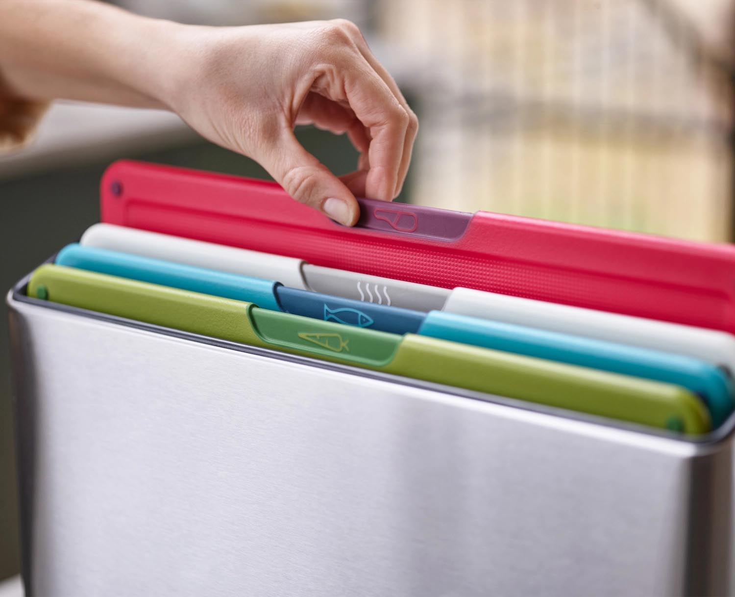 Stilvolles 4-teiliges Schneidebrett-Set aus Edelstahl in Multicolor von Joseph Joseph, ideal für hygienisches und organisiertes Schneiden.