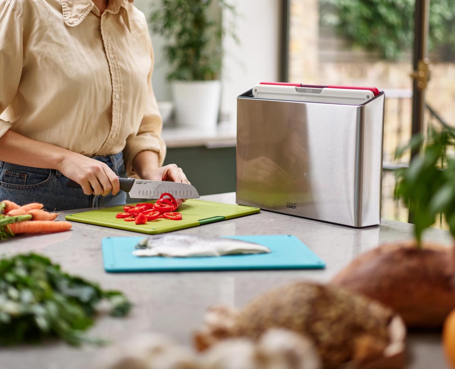Elegantes 4-teiliges Schneidebrett-Set aus Edelstahl in Multicolor von Joseph Joseph, perfekt für sauberes und organisiertes Arbeiten.