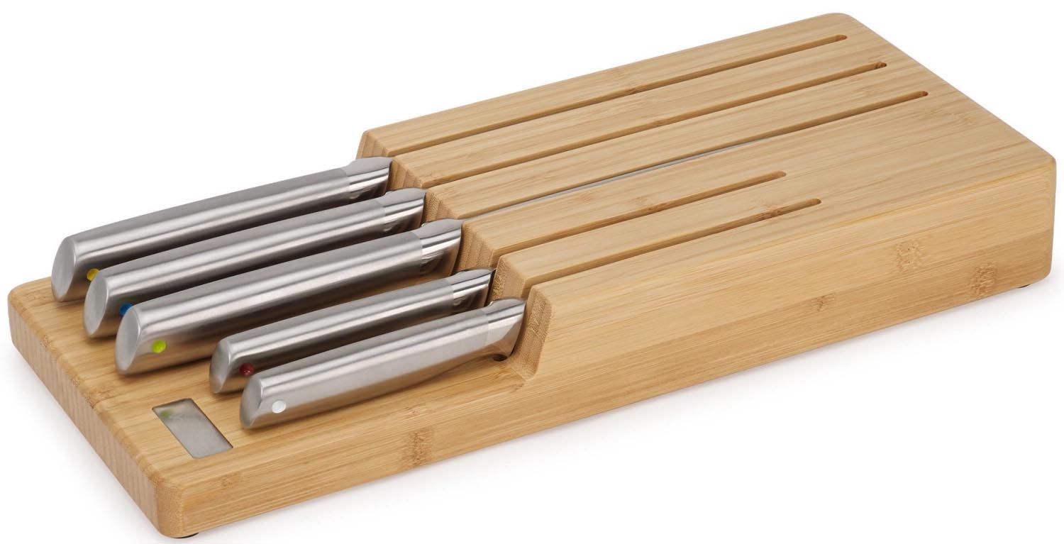 Stilvoller Bambusblock mit 5 hochwertigen Elevate Steel Messern von Joseph Joseph, ideal für eine moderne Küche.