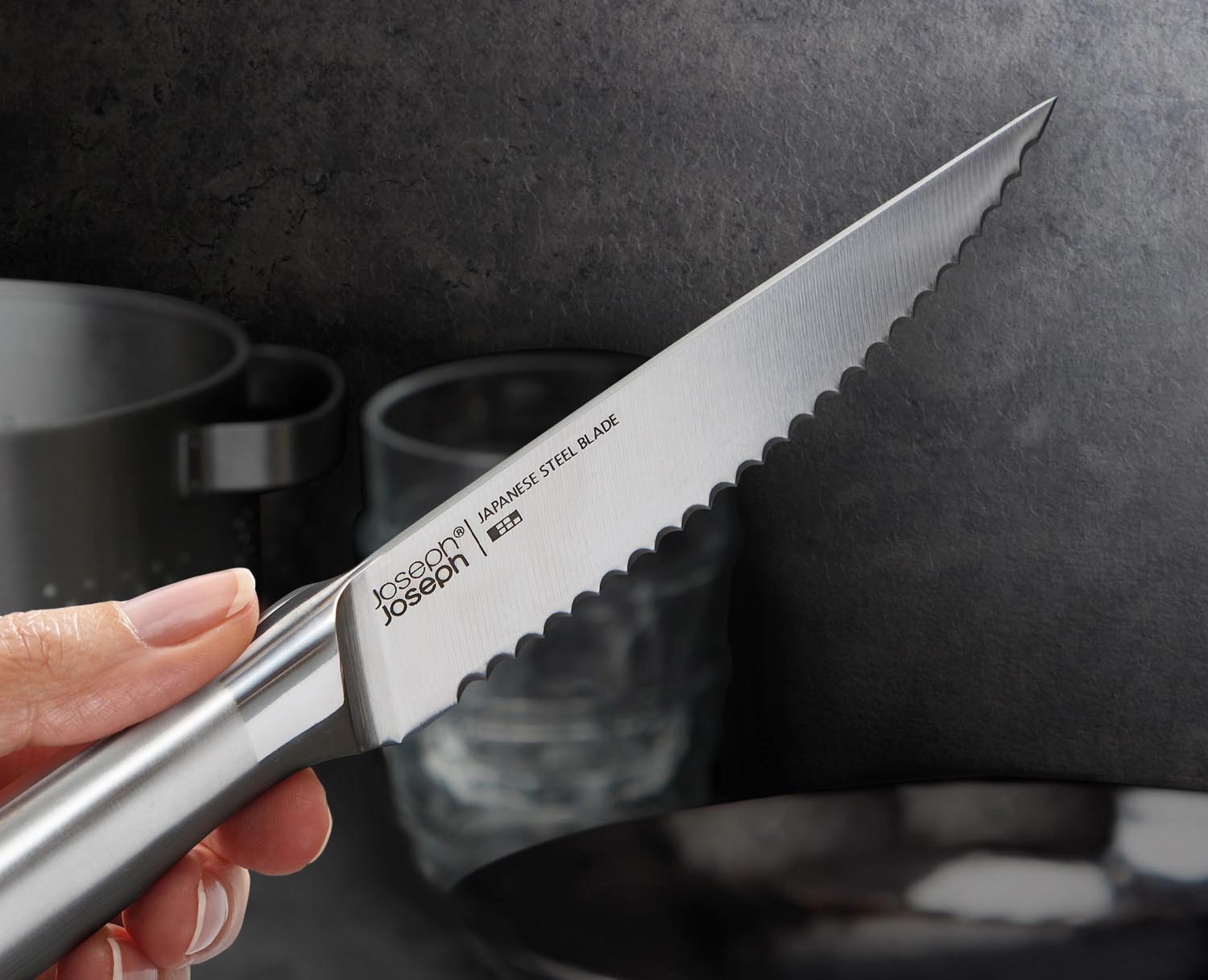 Stilvoller Bambusblock mit 5 hochwertigen Edelstahlmessern von Joseph Joseph, ideal für moderne und praktische Küchen.