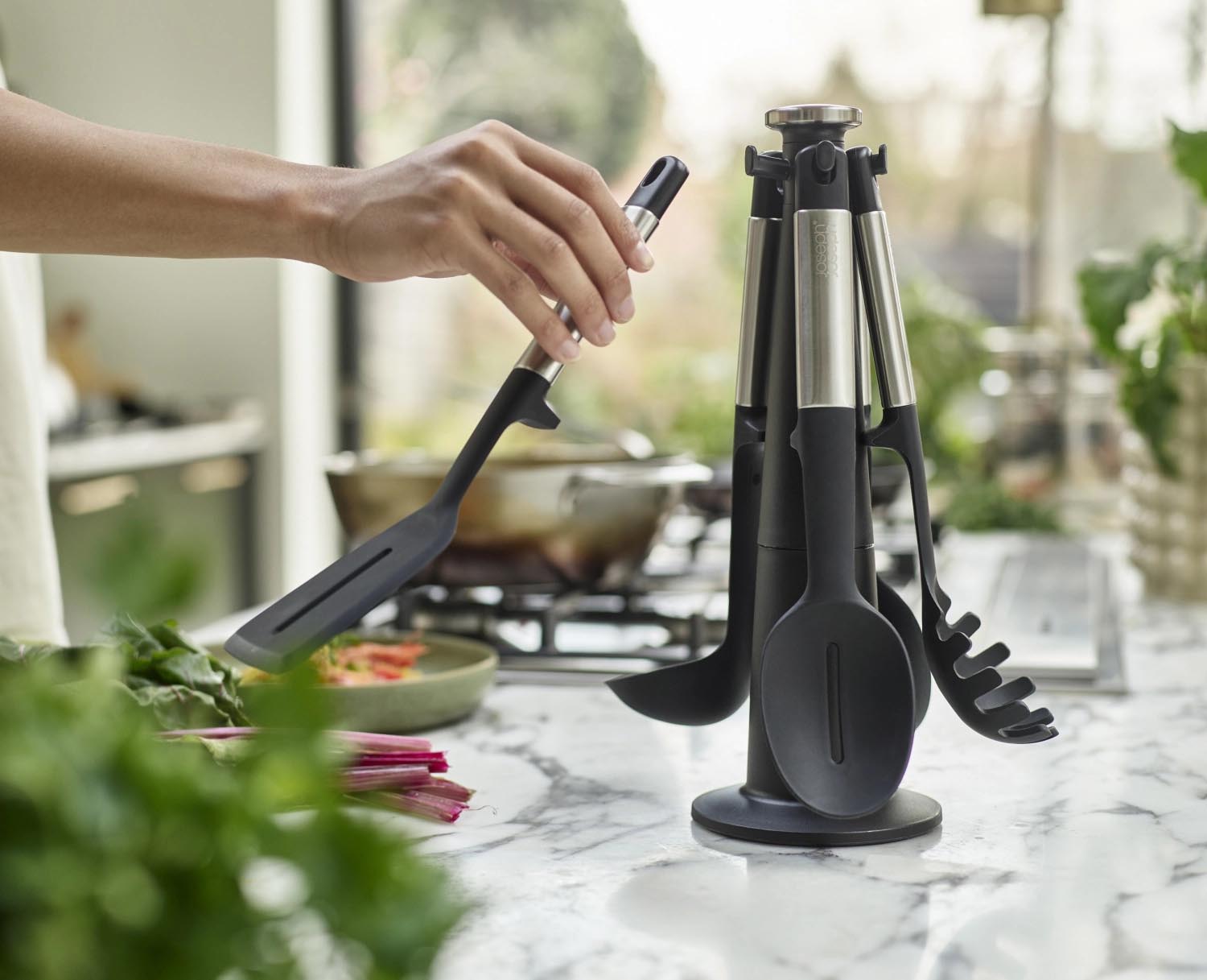 Das Joseph Joseph Elevate Karussell enthält 5 Küchenhelfer aus Silikon und Stahl, ideal für modernes und praktisches Kochen.