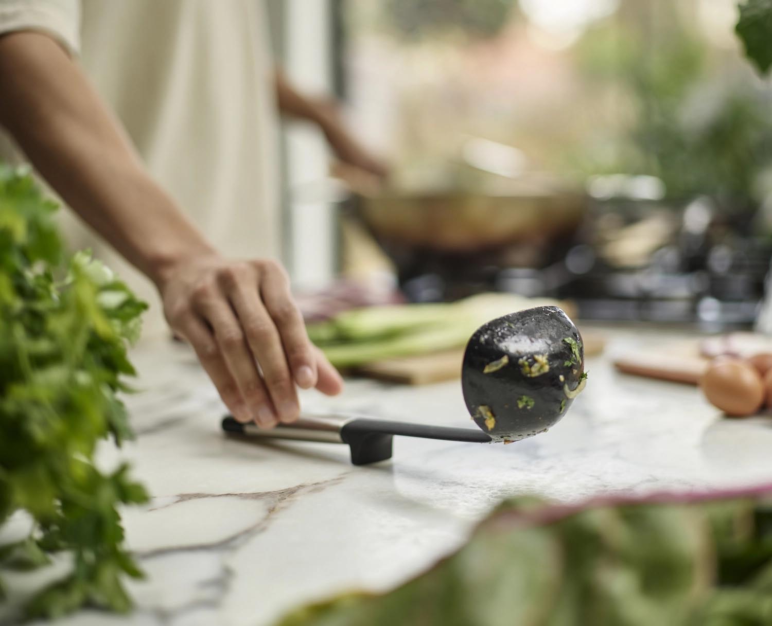 Eleganter Silikon-Schöpflöffel mit Edelstahlgriff, perfekt für präzises Servieren und vielseitige Einsätze in der Küche.