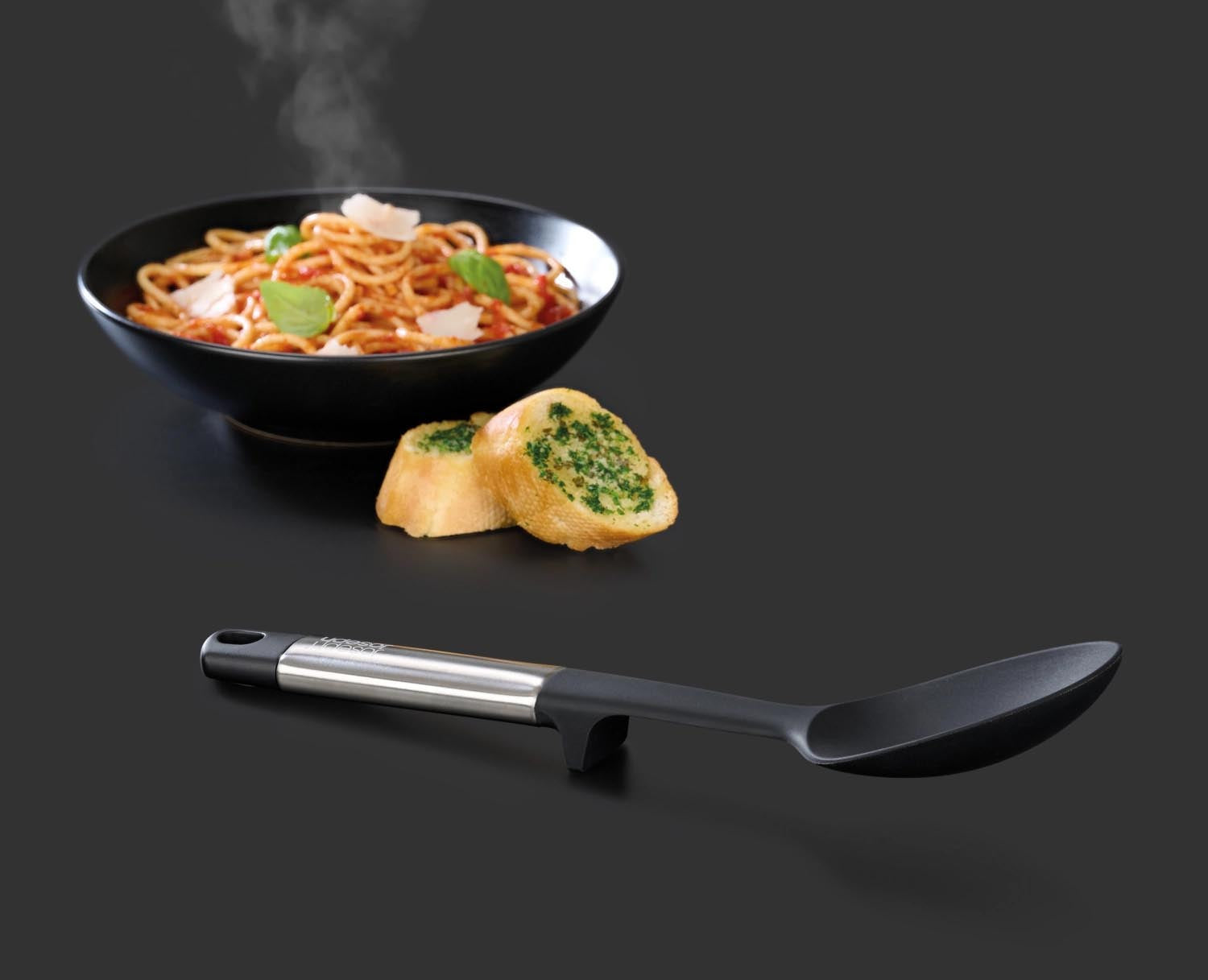 Moderner Silikonlöffel mit Edelstahlgriff, perfekt für hygienisches Kochen, langlebig und stilvoll, von Joseph Joseph.