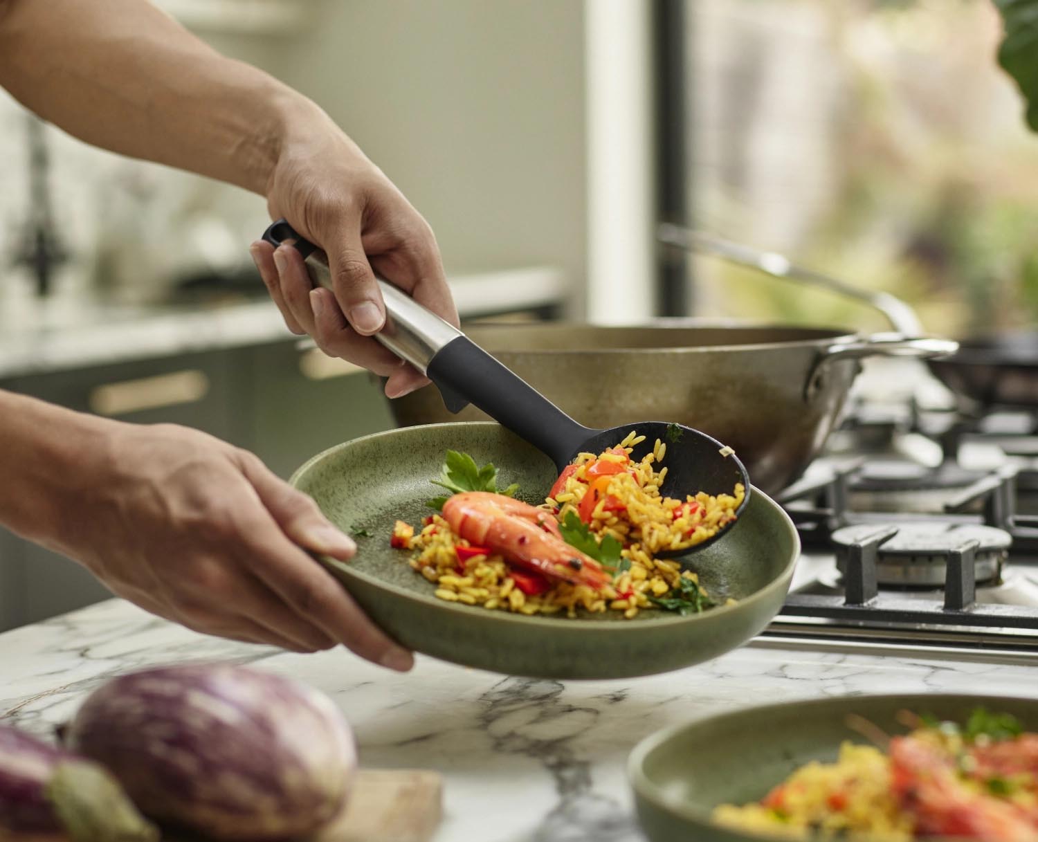 Moderner Silikonlöffel mit Edelstahlgriff, perfekt für hygienisches Kochen, langlebig und stilvoll, von Joseph Joseph.