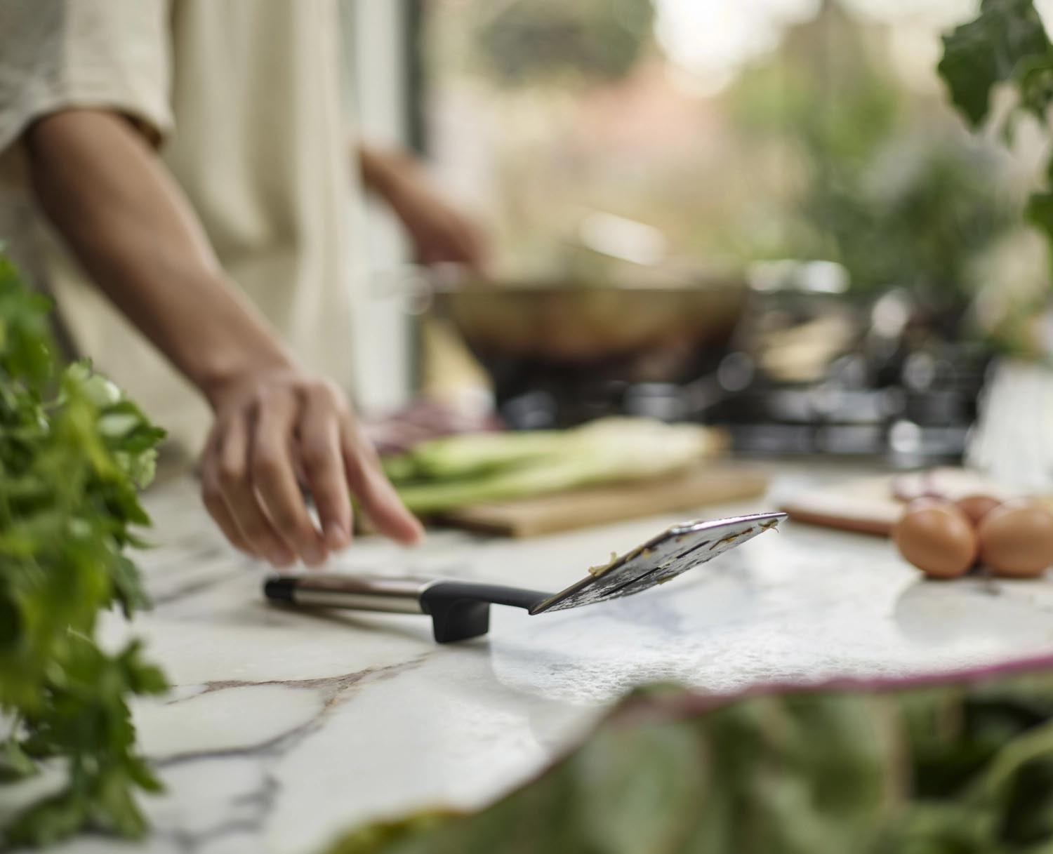 Hochwertiger Silikon-Pfannenwender mit Schlitzen und Edelstahlgriff, ideal für präzises Wenden und Kochen, von Joseph Joseph.
