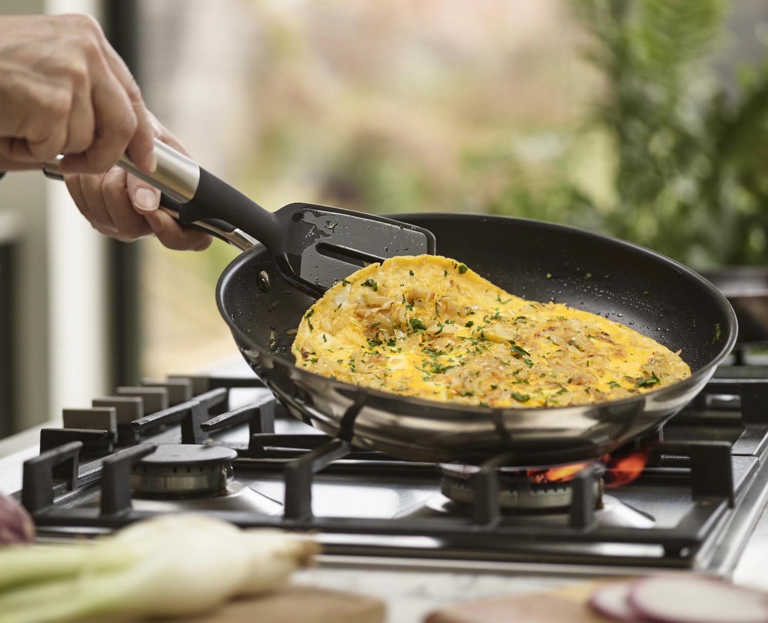 Silikon-Pfannenwender mit Schlitzen und Edelstahlgriff, perfekt für präzises Kochen und Wenden, von Joseph Joseph.