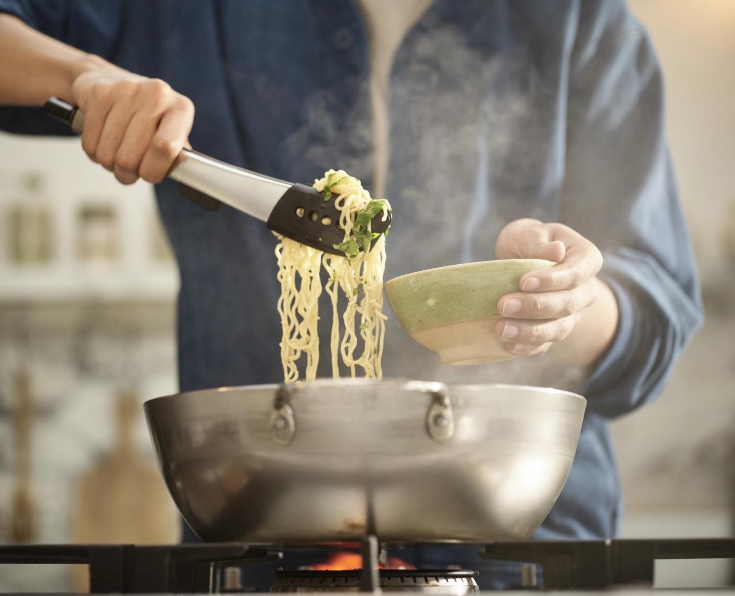 Praktisches 2er-Set Silikonzangen von Joseph Joseph, hitzebeständig, hygienisch, perfekt für sicheres und präzises Kochen.