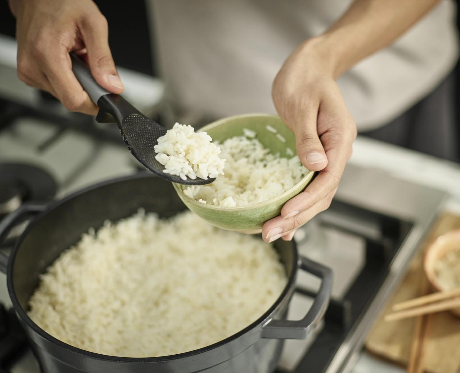 Innovativer Reislöffel von Joseph Joseph, perfekt für sauberes Servieren, mit durchdachtem Design und praktischer Funktionalität.