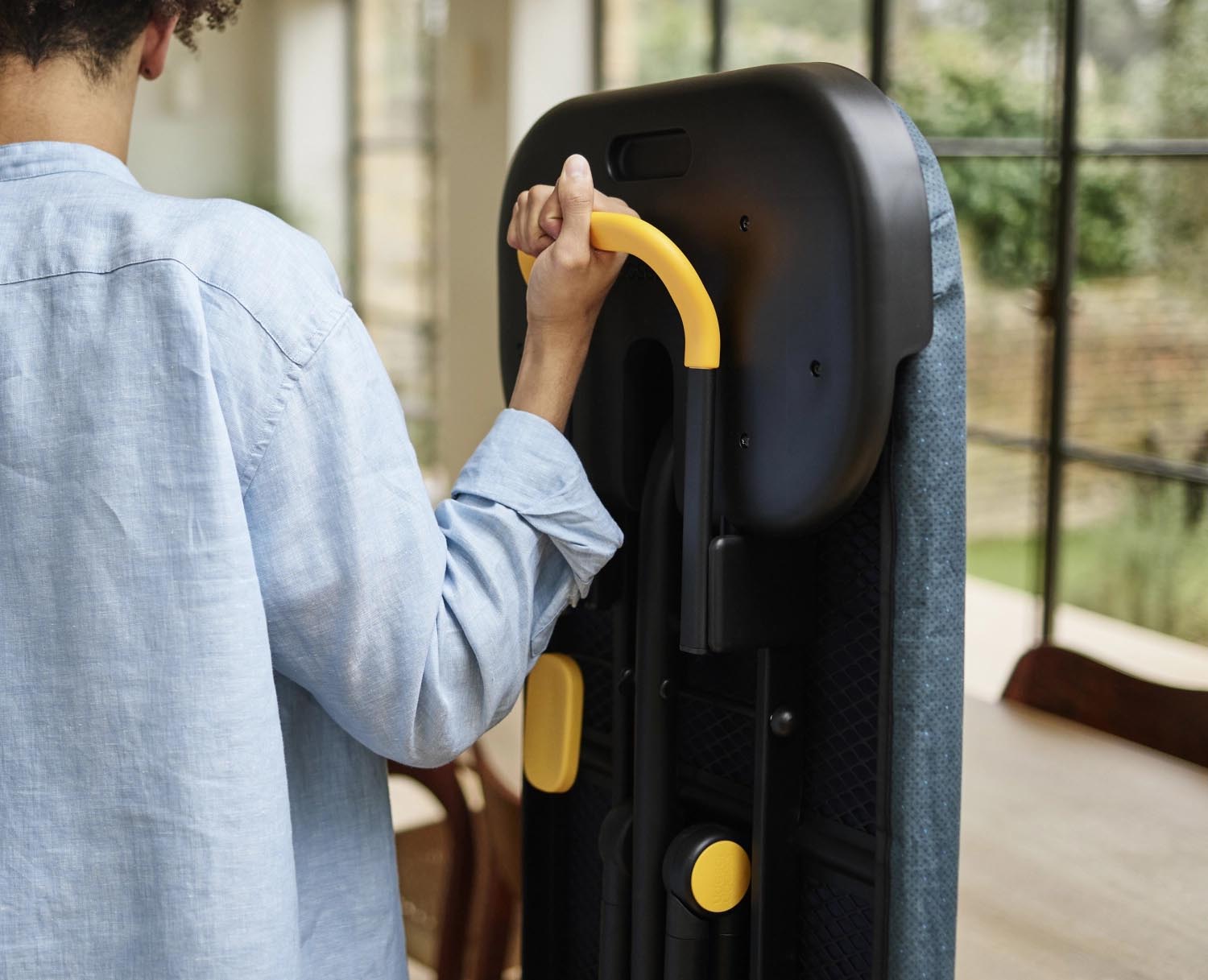 Das Glide Max Plus Bügelbrett von Joseph Joseph bietet eine grosse Bügelfläche, modernes Design und praktische Funktionen.