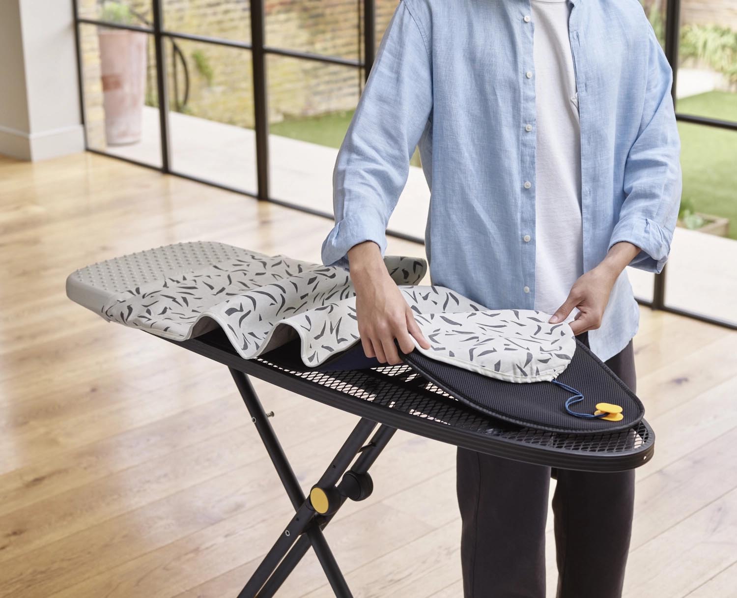 Das Glide Plus Bügelbrett von Joseph Joseph bietet modernes Design und praktische Features für ein müheloses Bügelerlebnis.