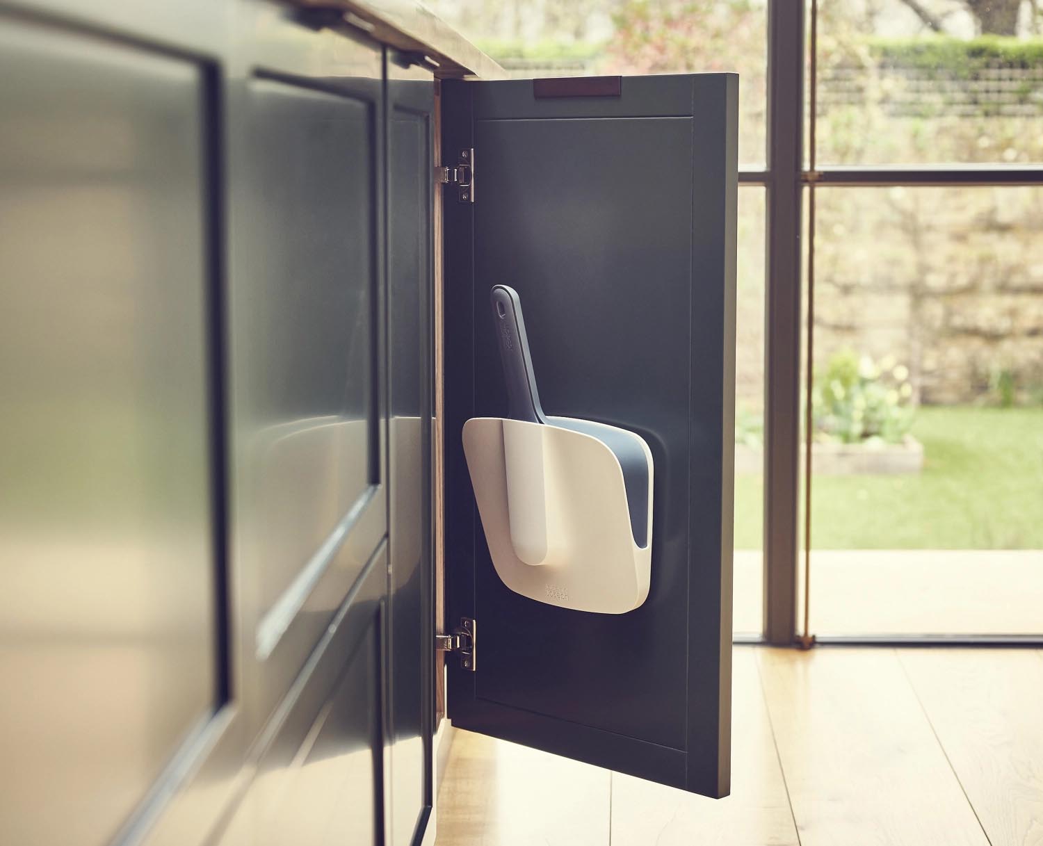 Praktisches Kehrschaufel-Set in Blau von Joseph Joseph, mit integriertem Bürstenreiniger und durchdachtem, platzsparendem Design.