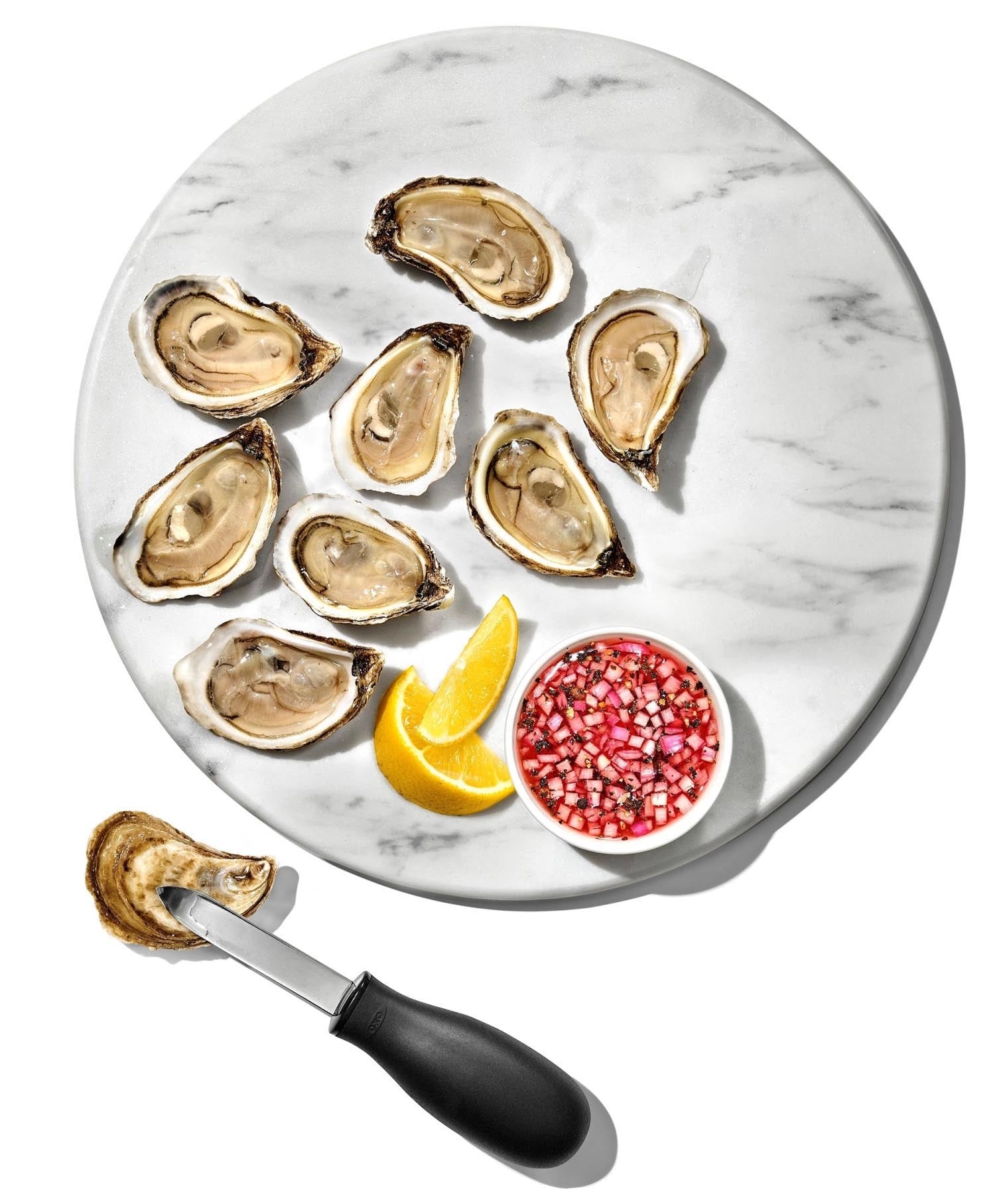 Das OXO Good Grips Austernmesser überzeugt mit ergonomischem Griff und stabiler Klinge, perfekt für müheloses Austernöffnen.