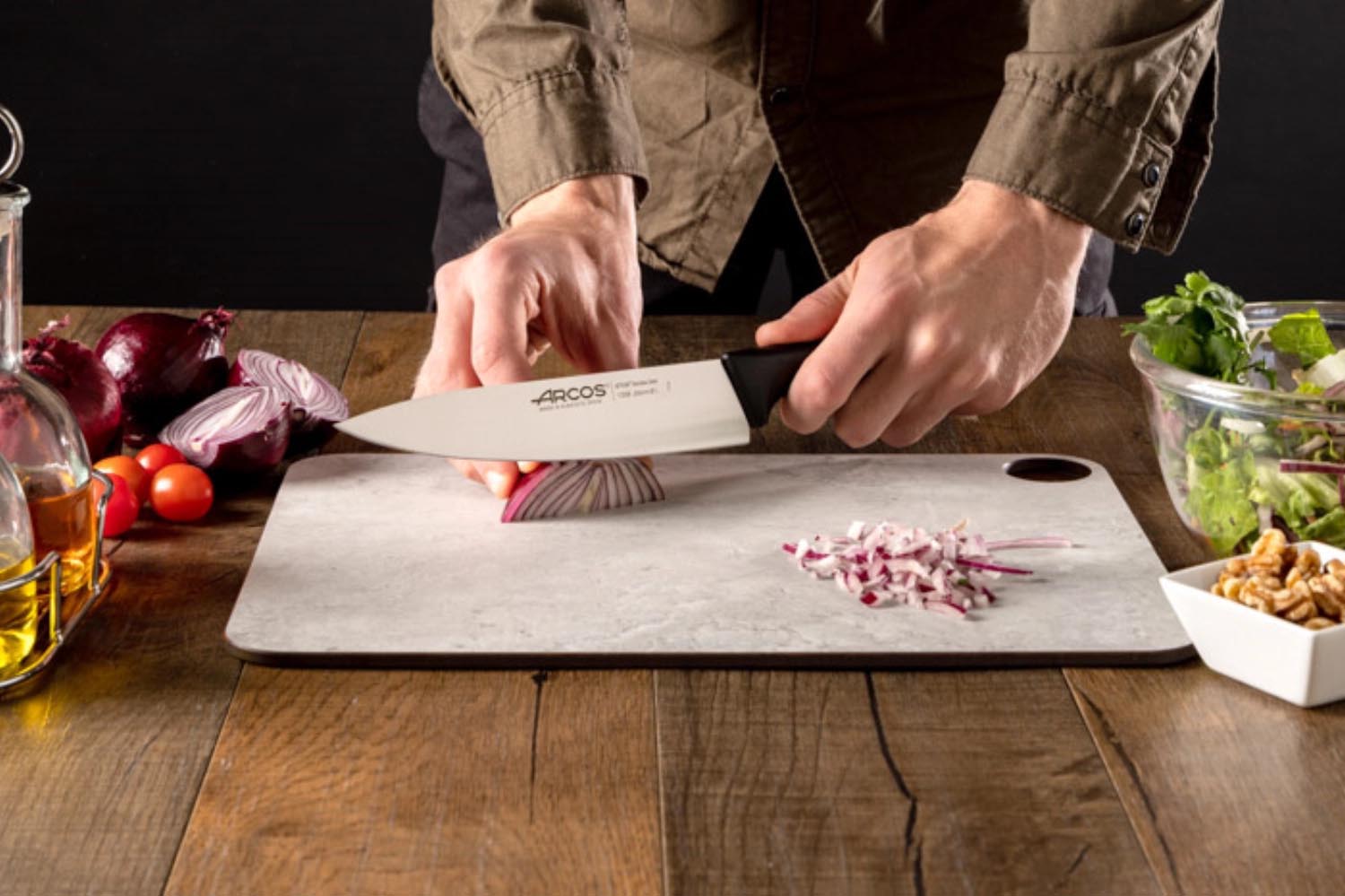 Das Niza Kochmesser von Arcos mit 20 cm Klinge und ergonomischem Kunststoffgriff bietet Präzision und Komfort in der Küche.