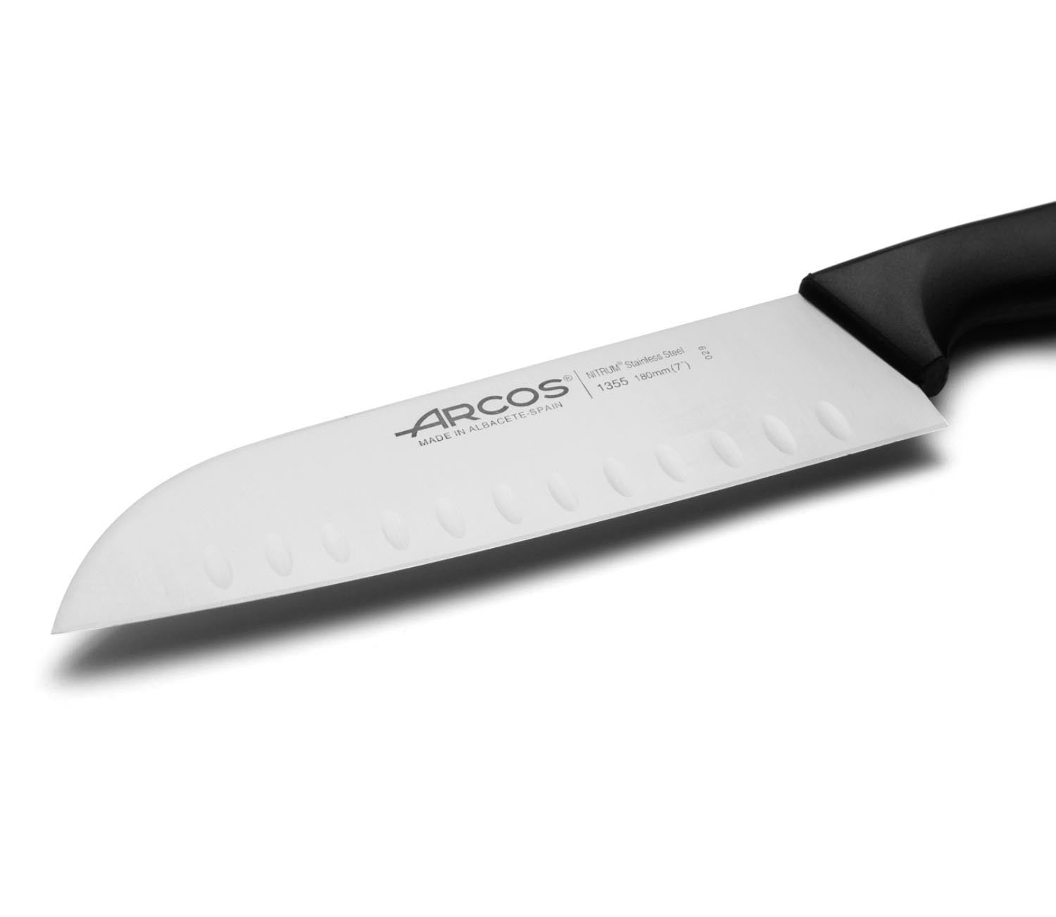 Das Arcos Niza Santoku Messer mit 18 cm Klinge vereint Präzision und Vielseitigkeit für müheloses Schneiden in der Küche.
