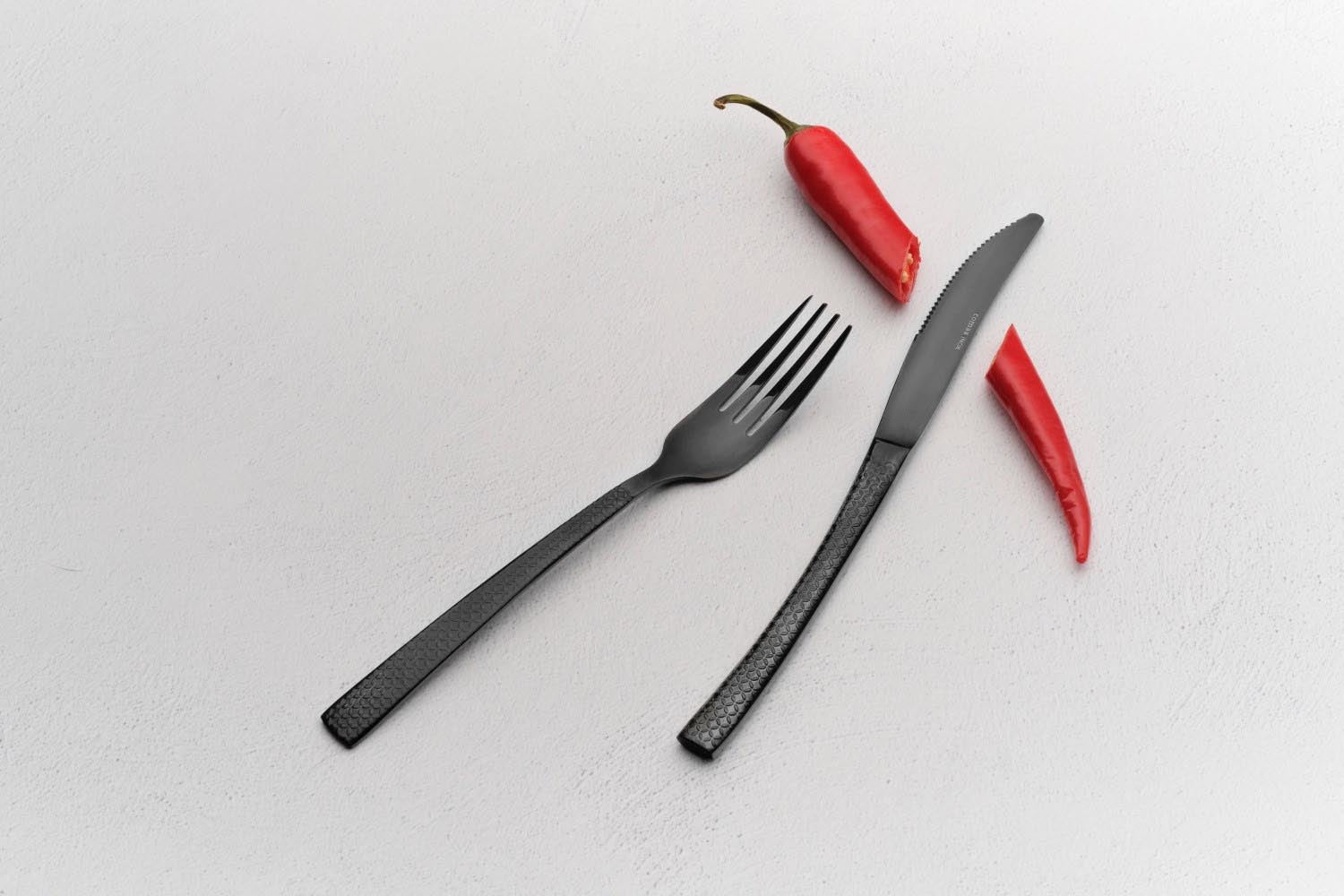 Modernes Tafelmesser Hidraulic Black 18/0 von Comas, stilvoll und langlebig, perfekt für zeitgemässe Tischarrangements.