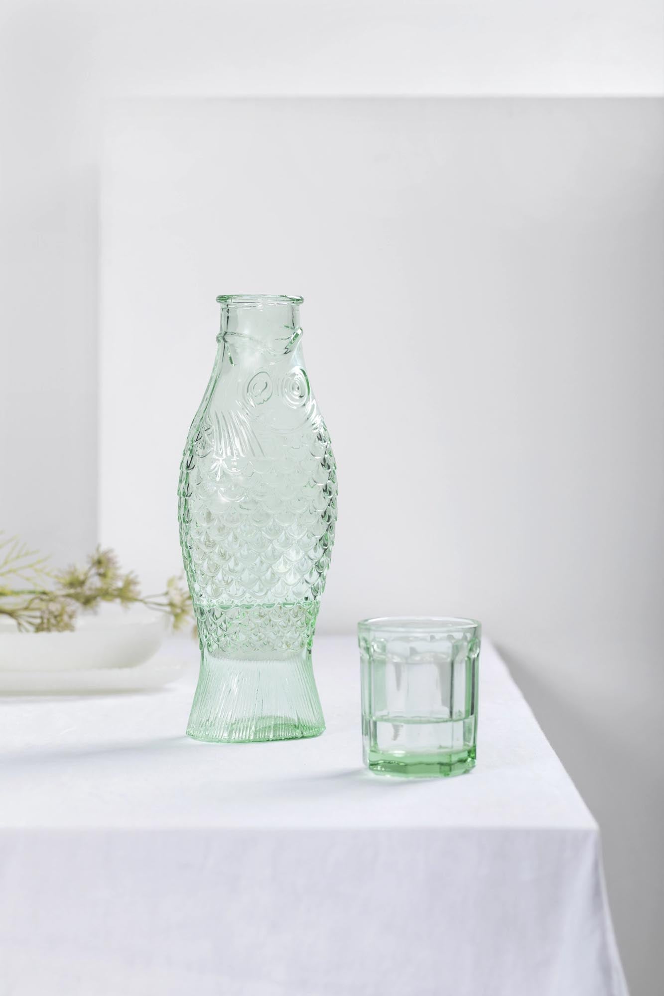 Die Fish&Fish Flasche von Serax, entworfen von Paola Navone, ist eine stilvolle, grüne Glasflasche mit 1 Liter Fassungsvermögen.