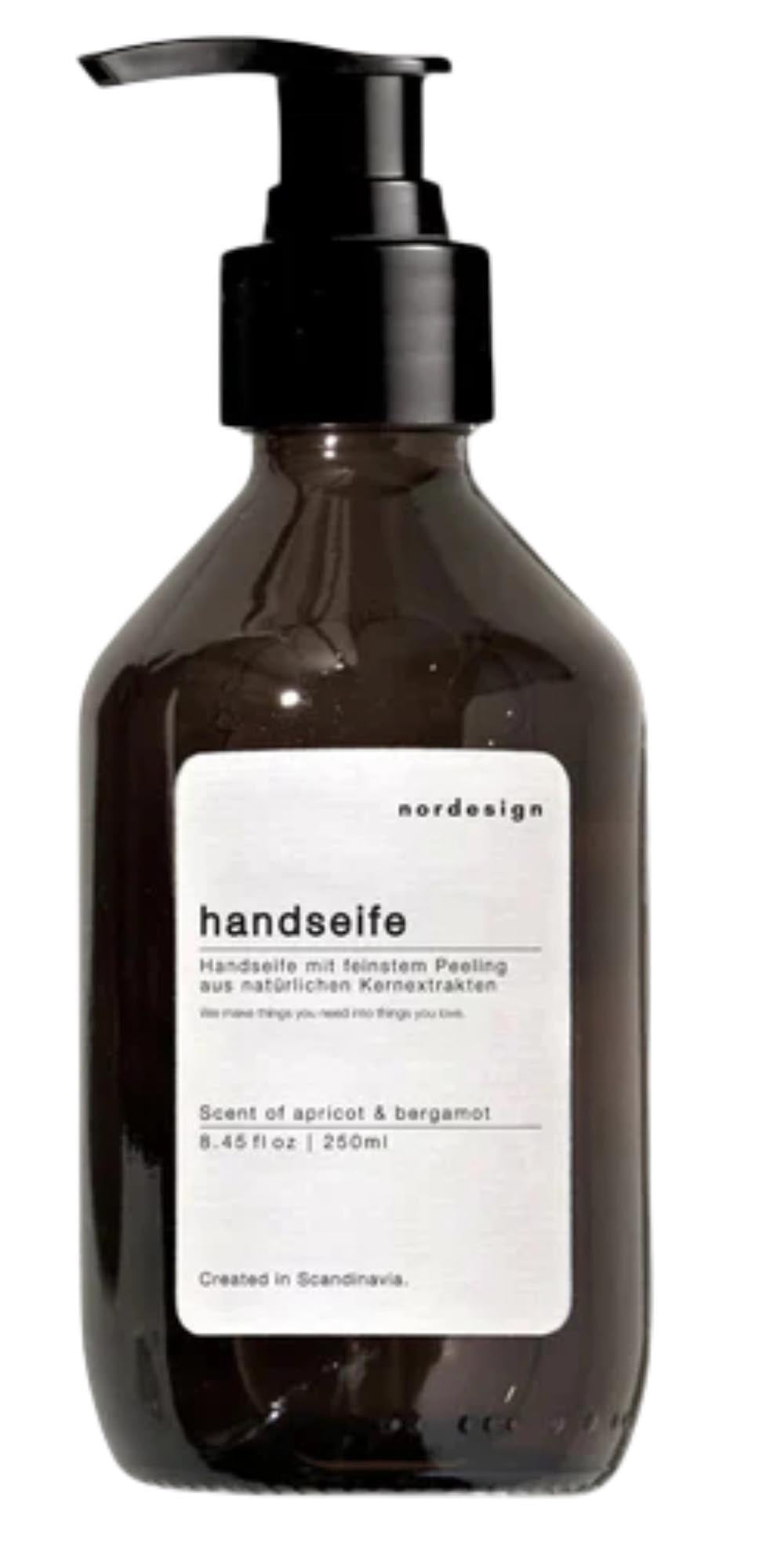 Hand Scrub Handseife mit Kunststoffpumpe 250ml in Braun präsentiert im Onlineshop von KAQTU Design AG. Reinigungsmittel ist von Nordesign