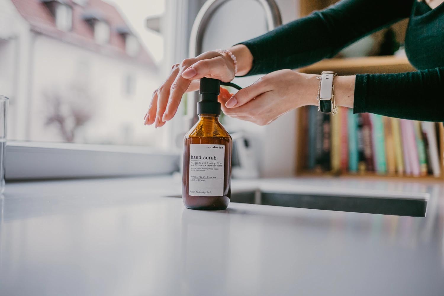 Hand Scrub Seife von Nordesign, 250ml, mit Kunststoffpumpe, reinigt und pflegt sanft, perfekt für die tägliche Handpflege.