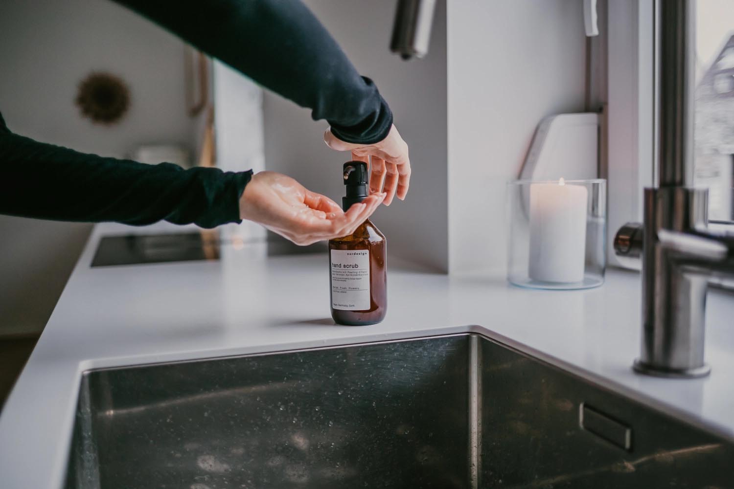 Hand Scrub Seife von Nordesign, 250ml, mit praktischer Kunststoffpumpe, reinigt gründlich und pflegt die Hände sanft und schonend.