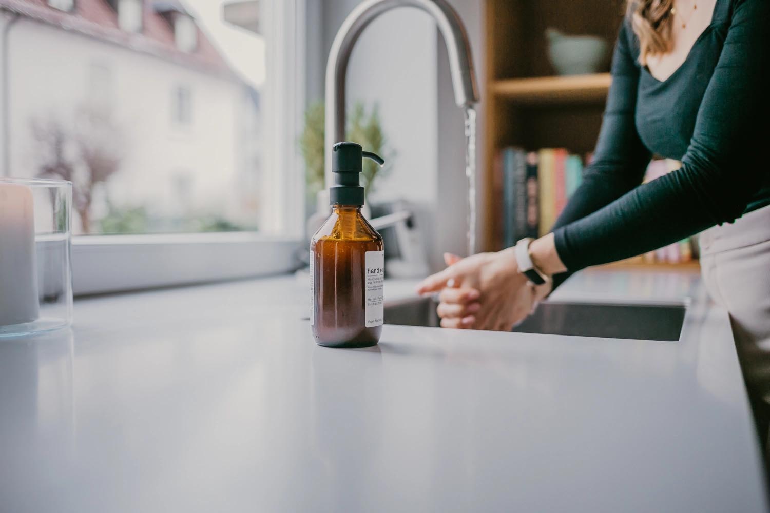 Hand Scrub Seife von Nordesign, 250ml, mit Kunststoffpumpe, reinigt und pflegt die Hände sanft und effektiv, ideal für den täglichen Gebrauch.