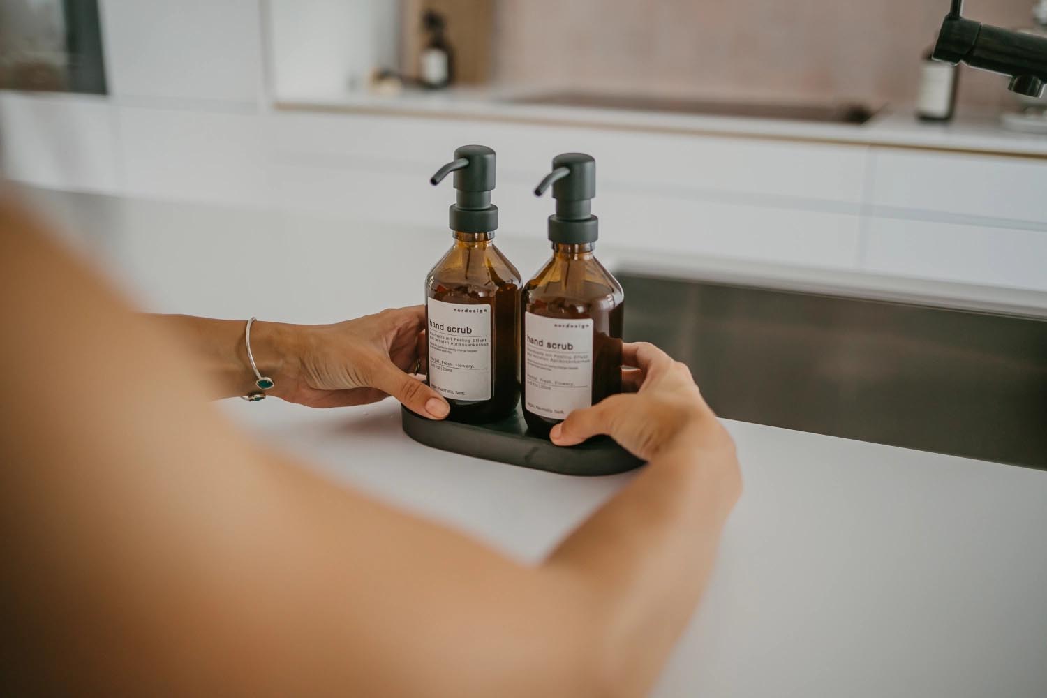 Hand Scrub Seife von Nordesign, 250ml, mit praktischer Kunststoffpumpe, reinigt sanft und pflegt die Hände, perfekt für den Alltag.