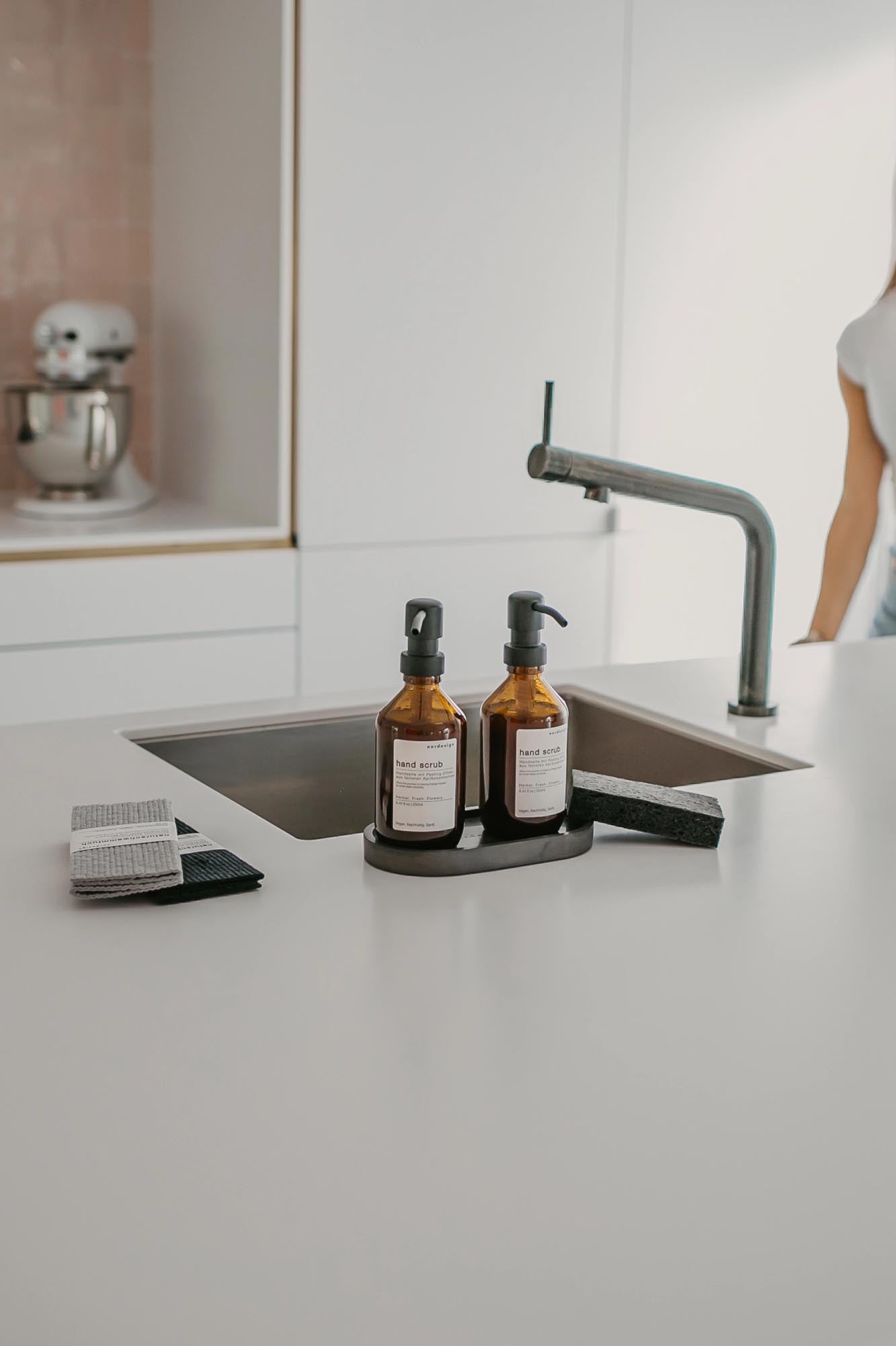 Modernes Dekotablett aus Beton in tiefem Schwarz, 18x9.5x1.7cm, perfekt für minimalistische und elegante Dekorationen von Nordesign.