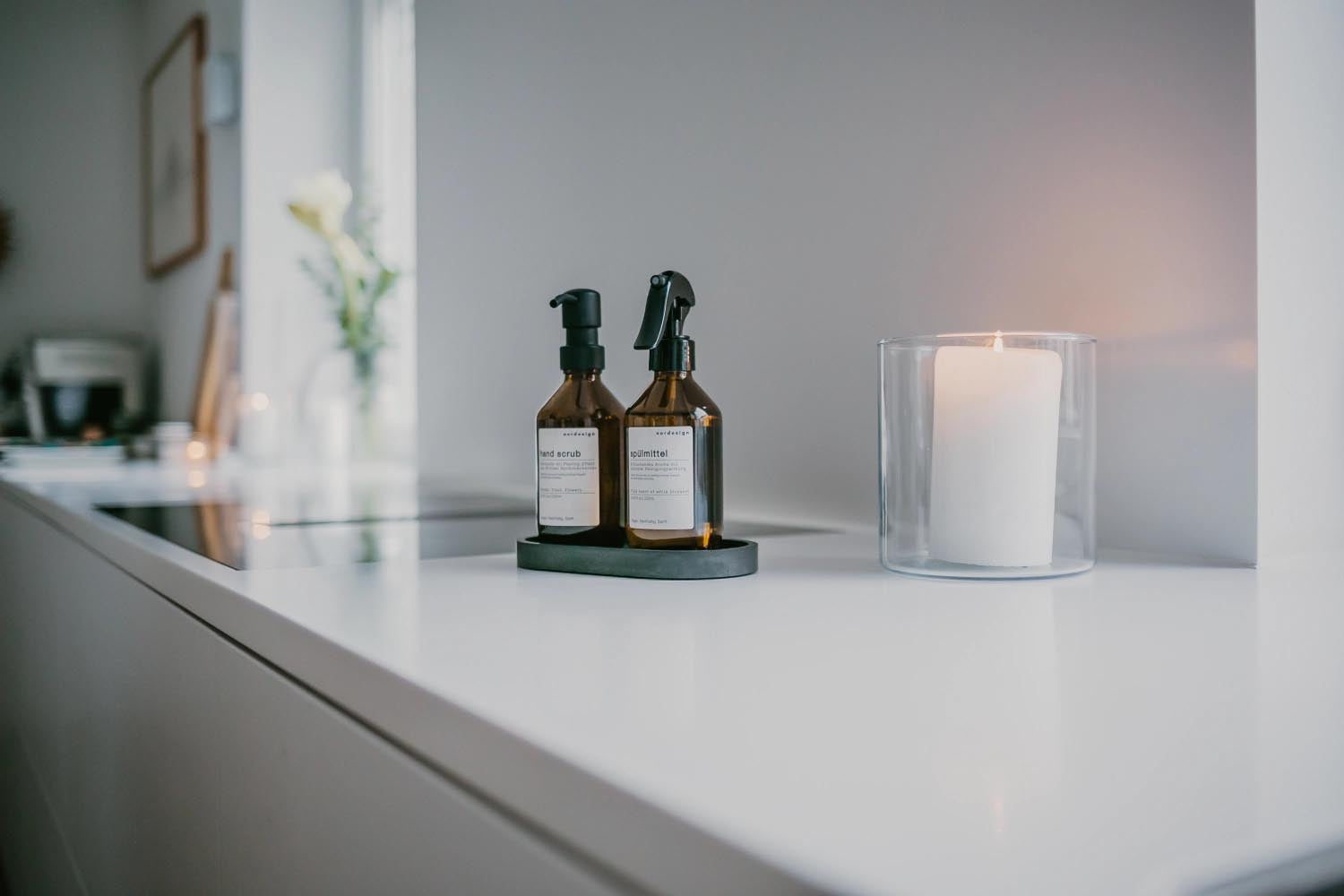 Modernes Beton-Dekotablett in tiefem Schwarz, 18x9.5x1.7cm, perfekt für minimalistische und elegante Dekorationen von Nordesign.