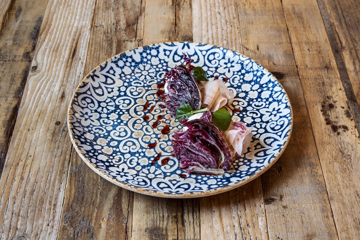 Die Alhambra Moove Schale 8x8.5cm von Bonna vereint modernes Design mit Funktionalität, perfekt für stilvolles Servieren.