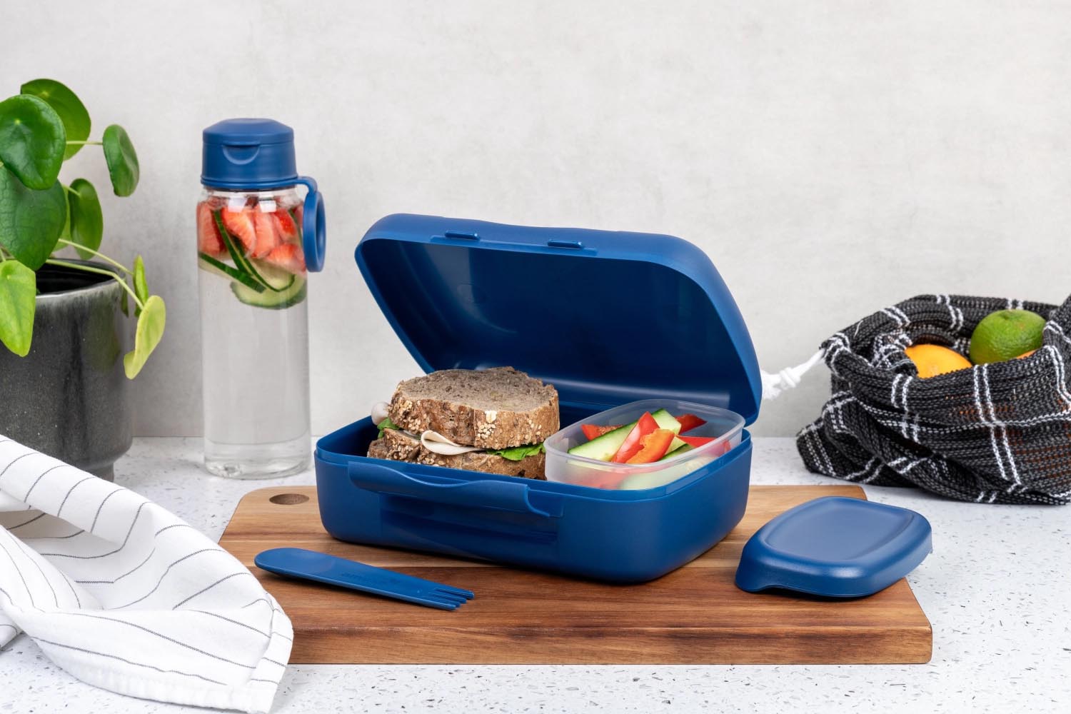 Praktische dunkelblaue Salatbox von Amuse, 210x156x71mm, mit Göffel. Perfekt für Brunch oder Mahlzeiten unterwegs.