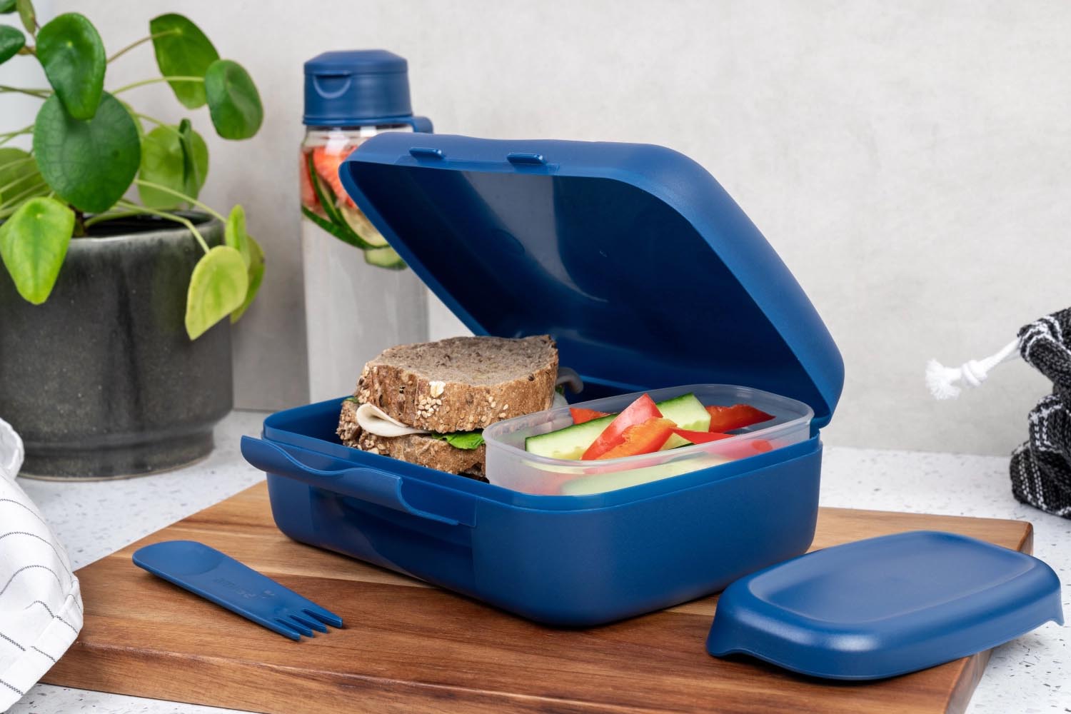 Stilvolle dunkelblaue Salatbox von Amuse, 210x156x71mm, mit praktischem Göffel. Ideal für Brunch oder Mahlzeiten unterwegs.