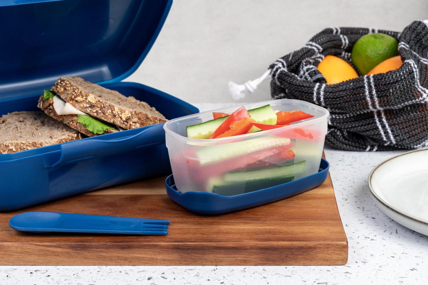 Praktische Salatbox von Amuse in Dunkelblau, 210x156x71mm, mit integriertem Göffel. Perfekt für Brunch oder Mahlzeiten unterwegs.