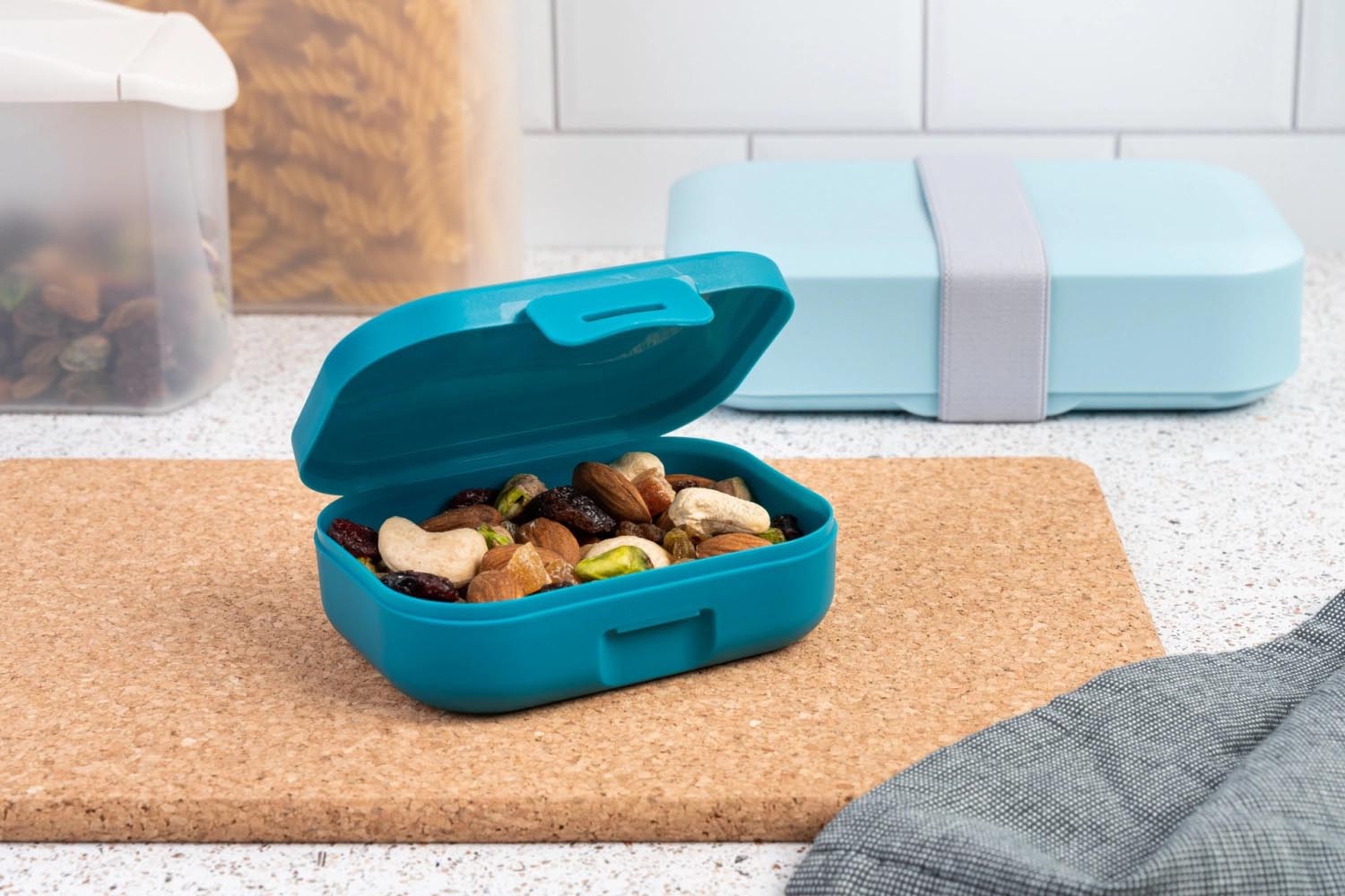 Kompakte Snackbox in Deep Sea Green, ideal für unterwegs. Perfekt für kleine Snacks, praktisch und stilvoll für den Alltag.