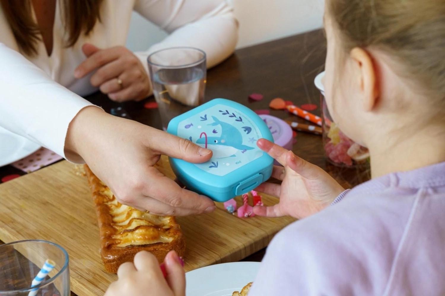 Die Sealife Cookiebox Wal in Hellblau (112x110x40) von Amuse ist ideal für Kekse oder kleine Schätze, mit einem charmanten Wal-Motiv.