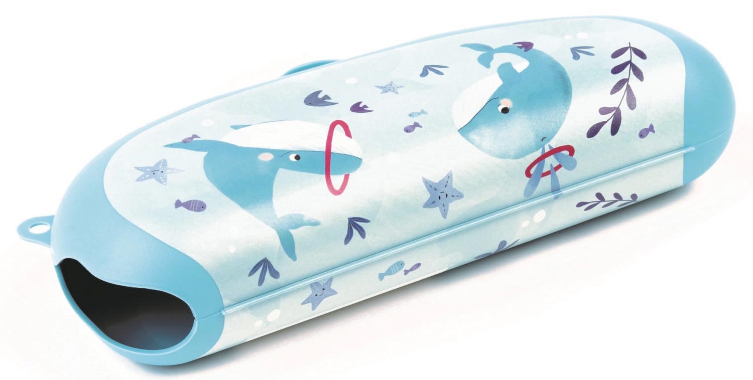 Praktische hellblaue Bananenbox in Wal-Form von Amuse, ideal für unterwegs. Masse: 223x90x50 mm. Perfekt für frische Bananen.