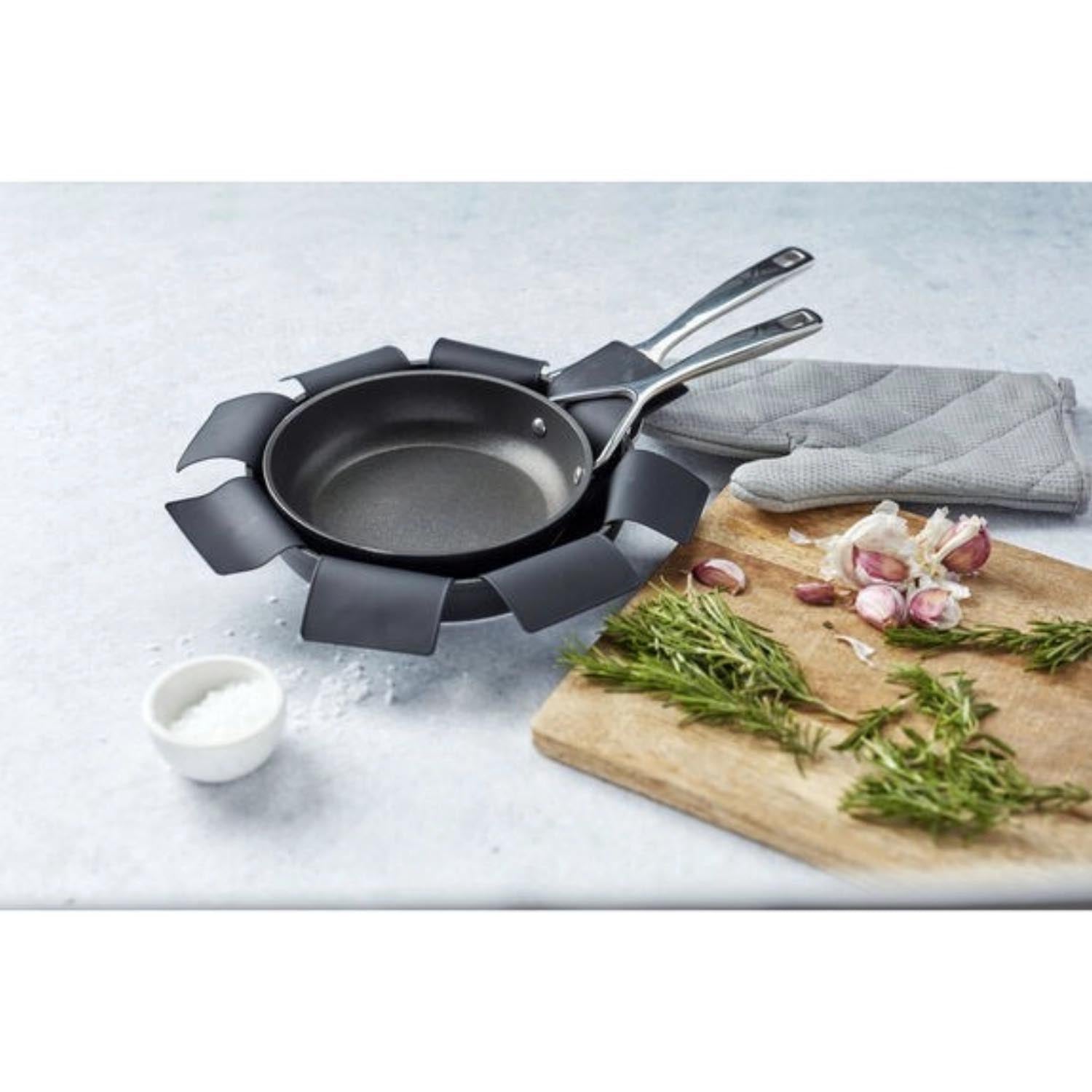 Praktisches 2er Set Pfannenschoner von Demeyere, 40 cm, schützt Ihre Pfannen vor Kratzern und Beschädigungen beim Stapeln.