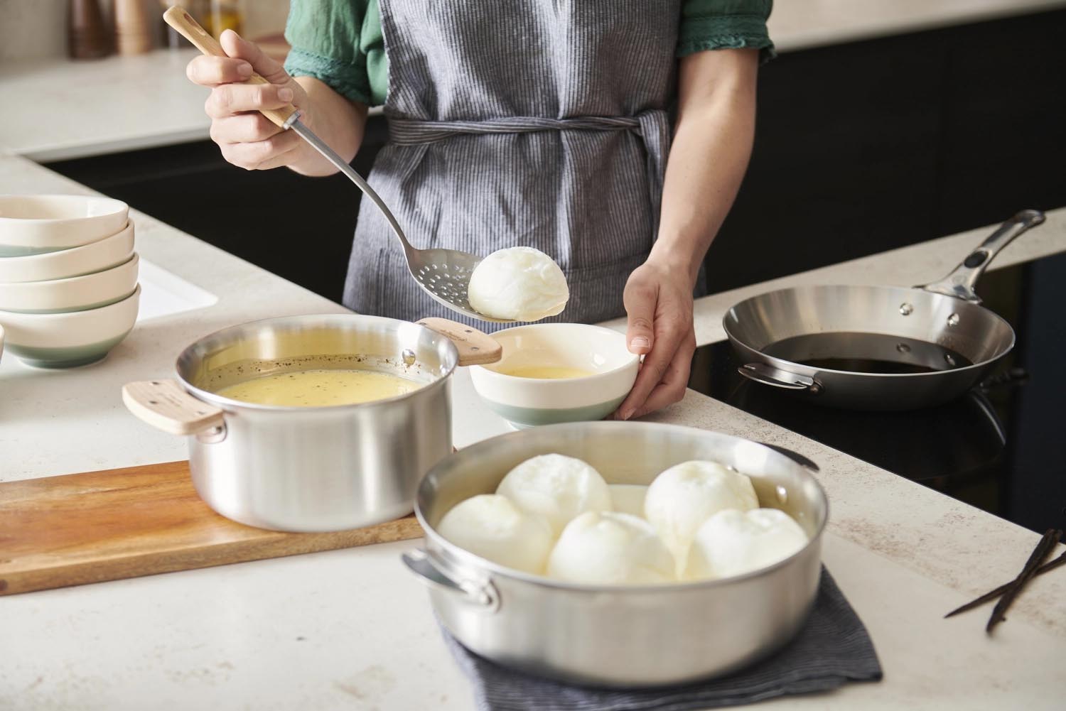 Set aus zwei abnehmbaren Griffen aus Buchenholz, ideal für Alchimy Loqy Pfannen von de Buyer, elegant und praktisch.