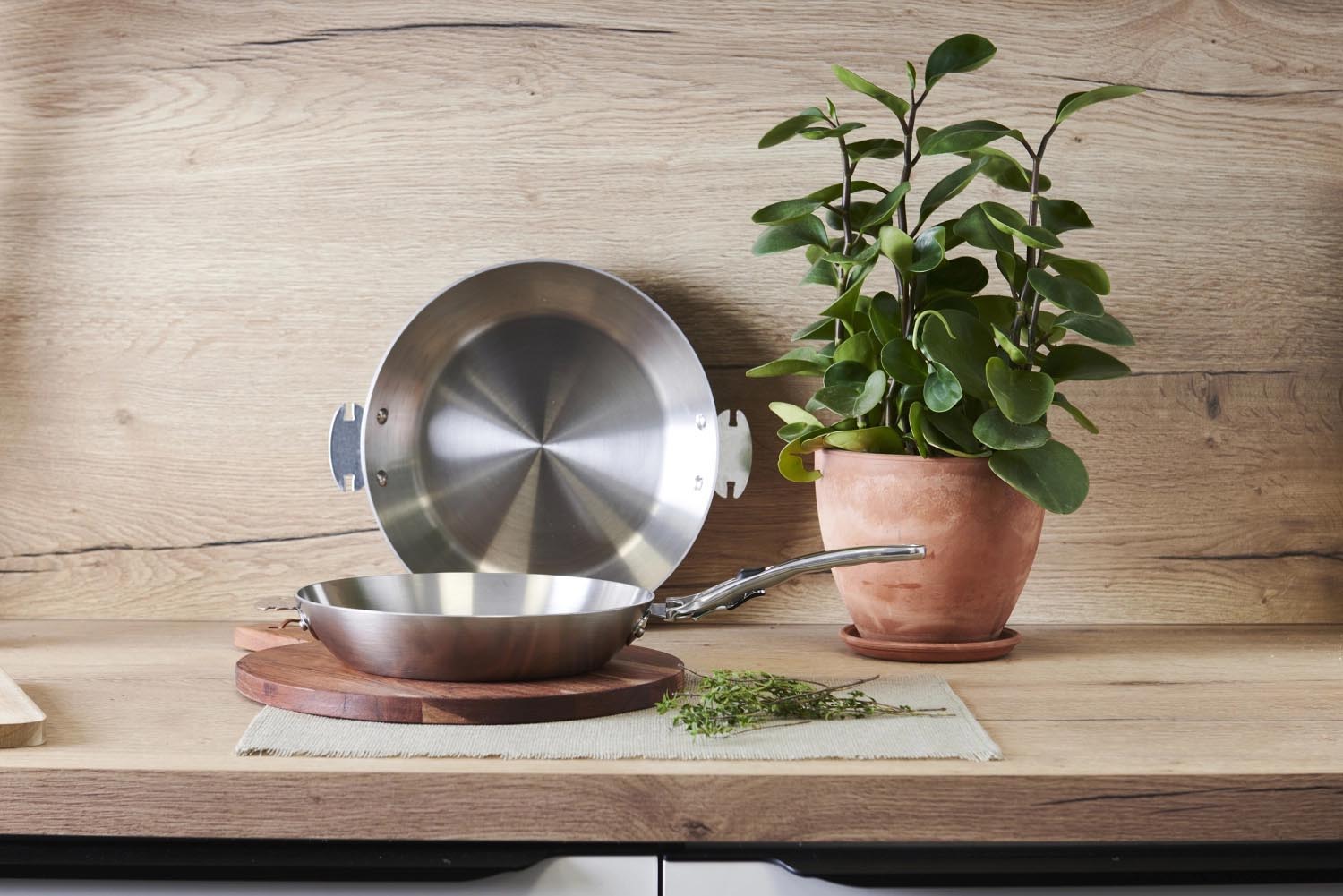 Robuste Mineral B Bratpfanne aus Stahl, 24 cm, perfekt für gesundes Kochen, langlebig, umweltfreundlich und vielseitig einsetzbar.