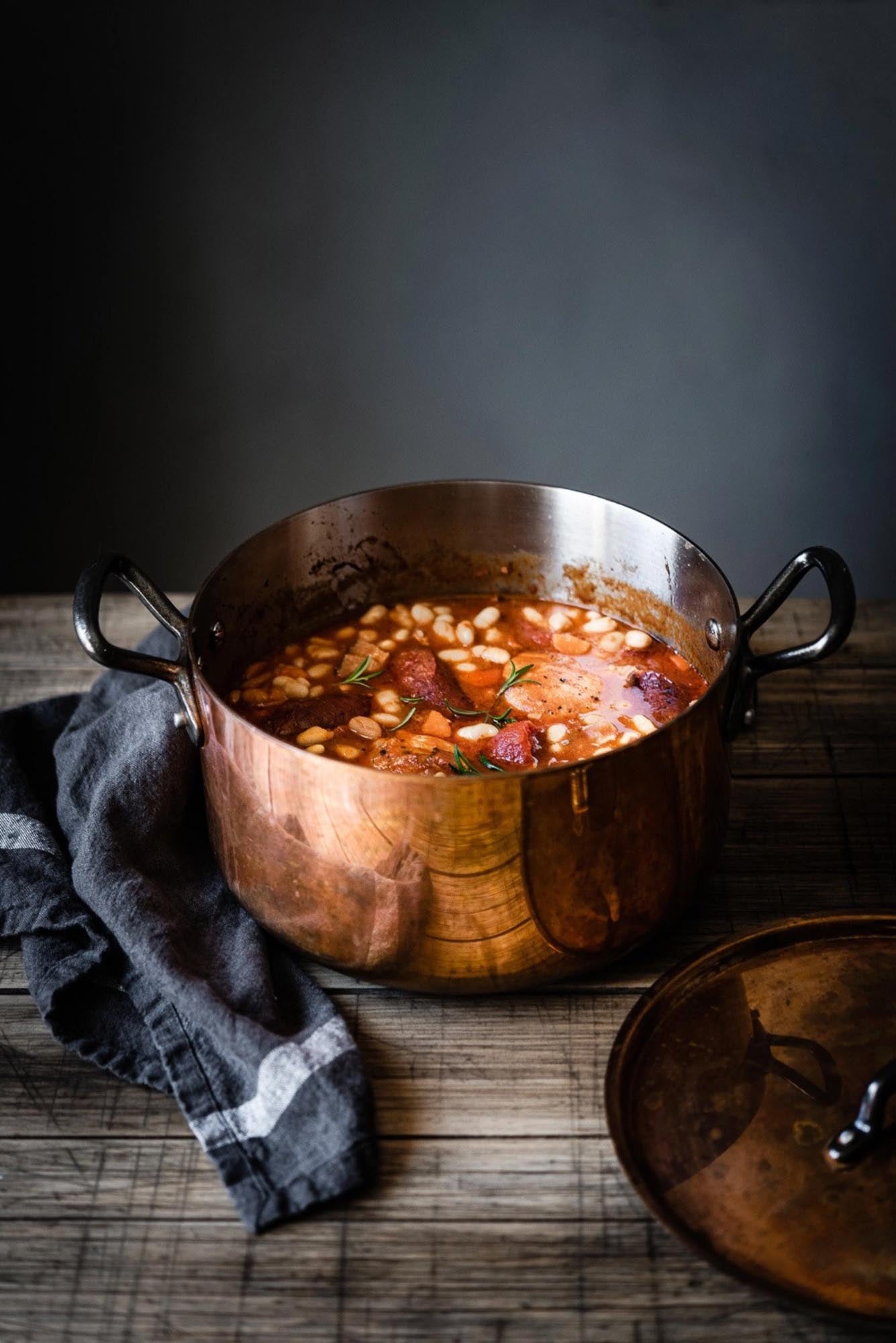 Eleganter 24cm Kupfer-Bratentopf von de Buyer, ideal für Induktion, mit Deckel für perfekte Wärmeleitung und Kochpräzision.