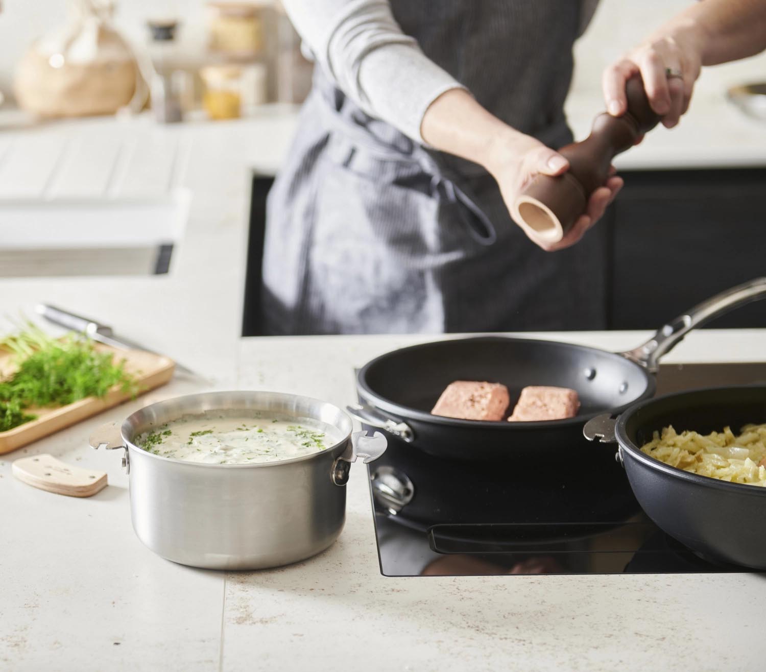 Die 24 cm Choc Extreme Loqy Bratpfanne von de Buyer aus Alu-Druckguss überzeugt mit robuster Antihaftbeschichtung für exzellentes Braten.