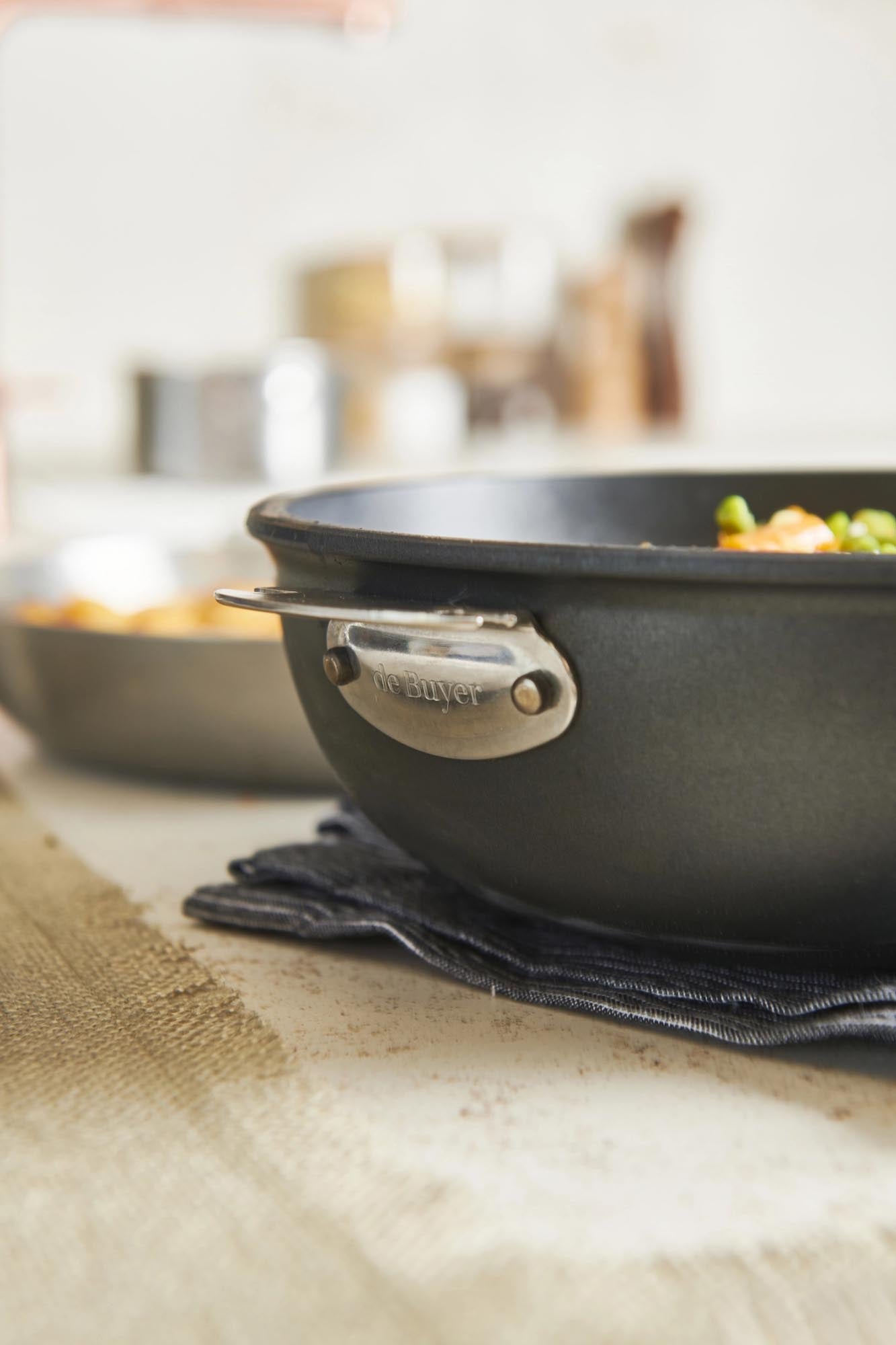 Die Choc Extreme Loqy Sauteuse von de Buyer ist eine langlebige, antihaftbeschichtete Alugusspfanne mit 28 cm, perfekt für vielseitiges Kochen.