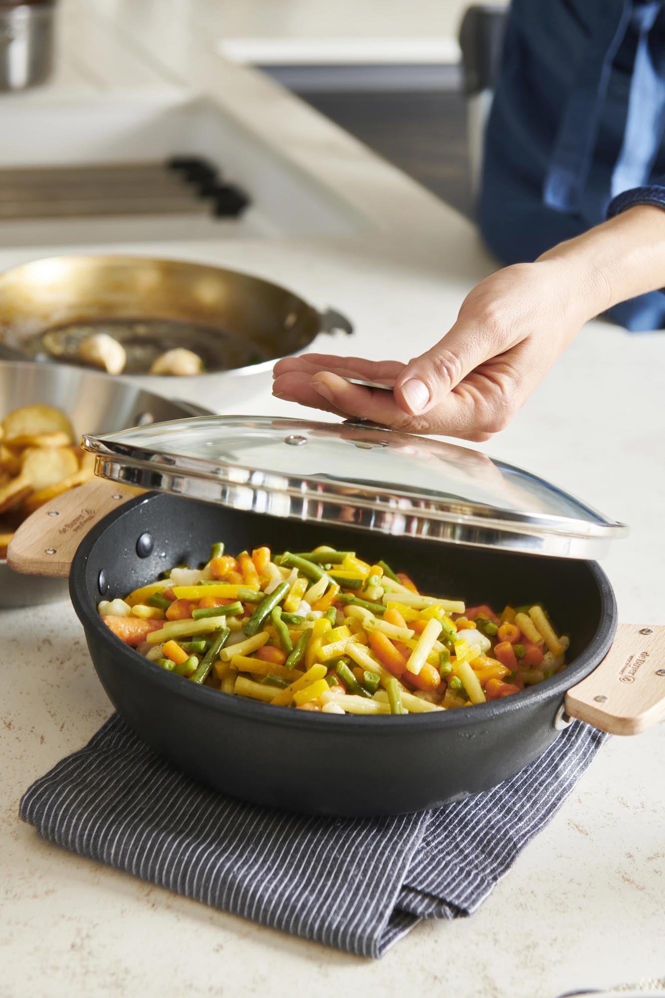 Die Choc Extreme Loqy Sauteuse von de Buyer ist eine langlebige, antihaftbeschichtete Alugusspfanne mit 28 cm Durchmesser für vielseitiges Kochen.