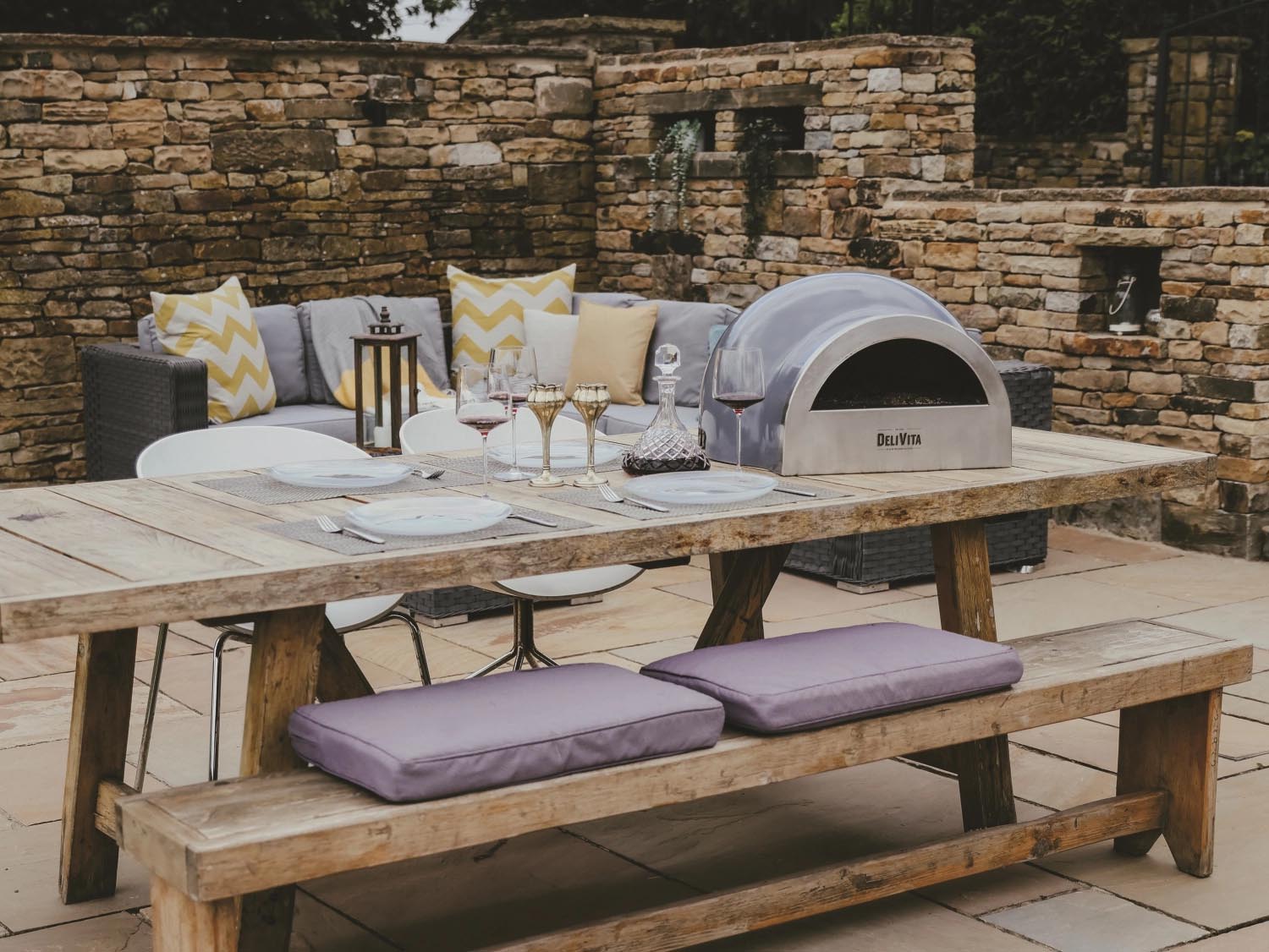 Moderner grauer Delivita Outdoor-Ofen, ideal für stilvolles Kochen im Freien. Kompakt, leistungsstark und hochwertig verarbeitet.