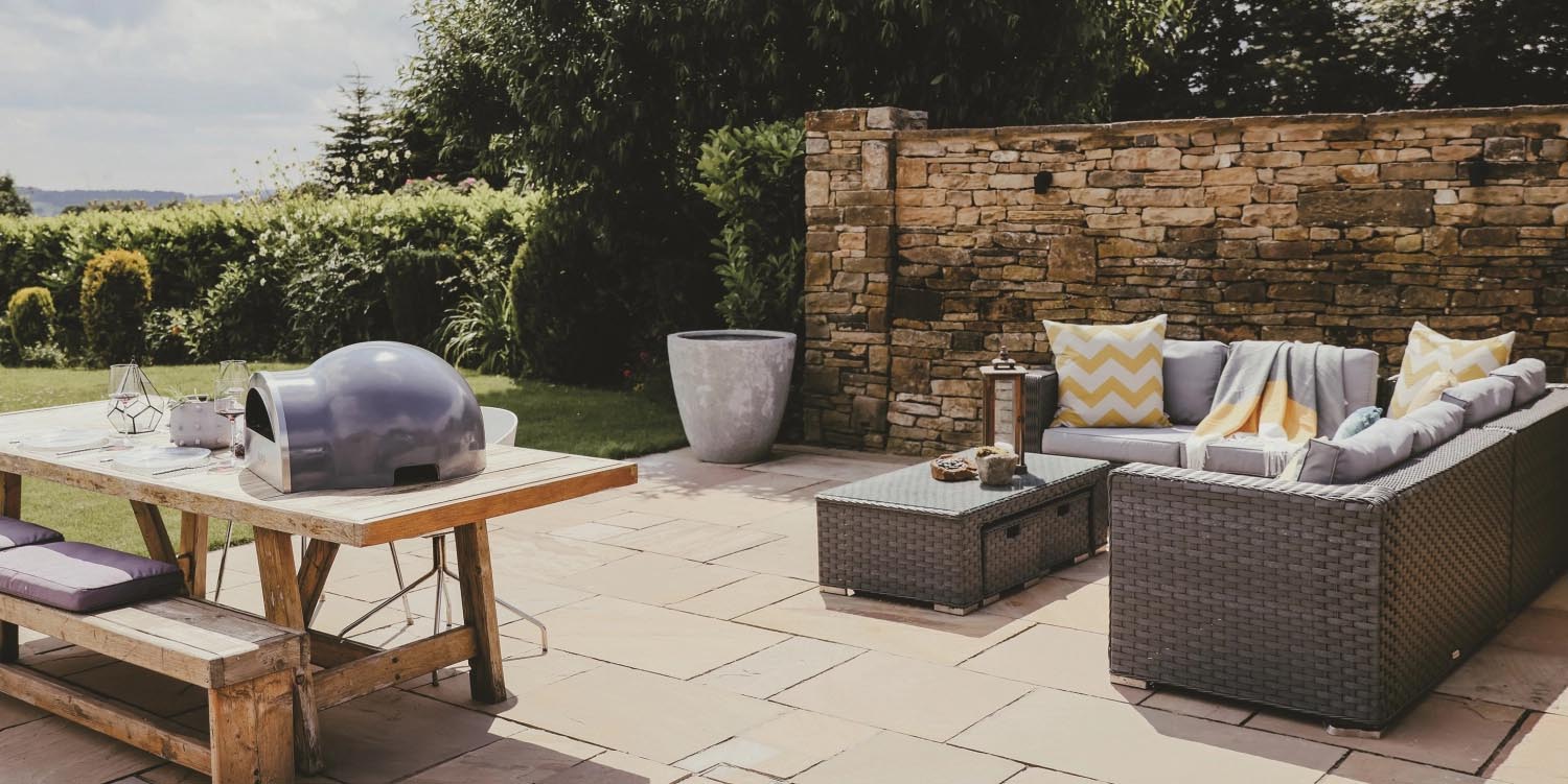 Moderner grauer Delivita Outdoor-Ofen, ideal für stilvolles Kochen im Freien. Kompakt, effizient und hochwertig verarbeitet.